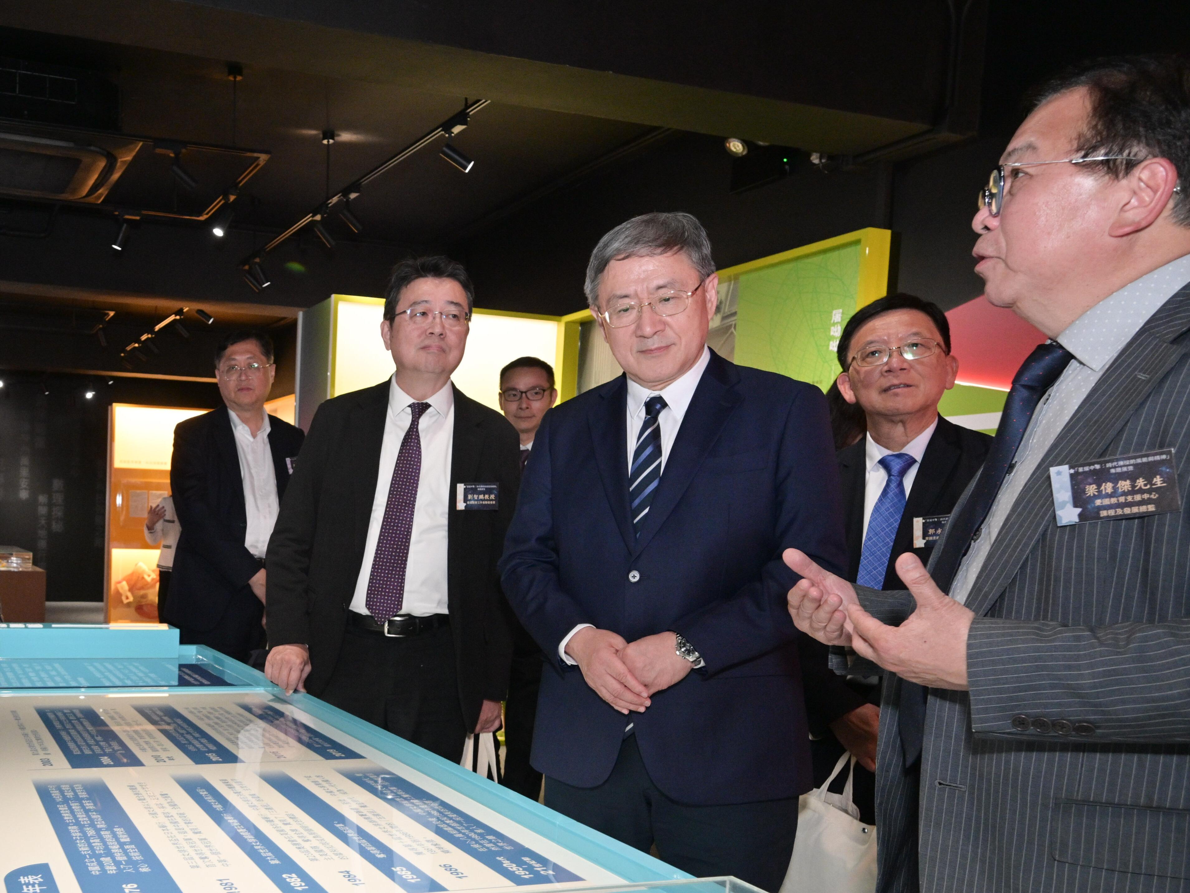 The Education Bureau held the launching ceremony of "China in Splendour: The Ethos and Spirit of the Pillars of Our Time" Thematic Exhibition today (March 13). Photo shows the Acting Chief Secretary for Administration, Mr Cheuk Wing-hing (front row, centre), touring the exhibition with other guests after the ceremony.