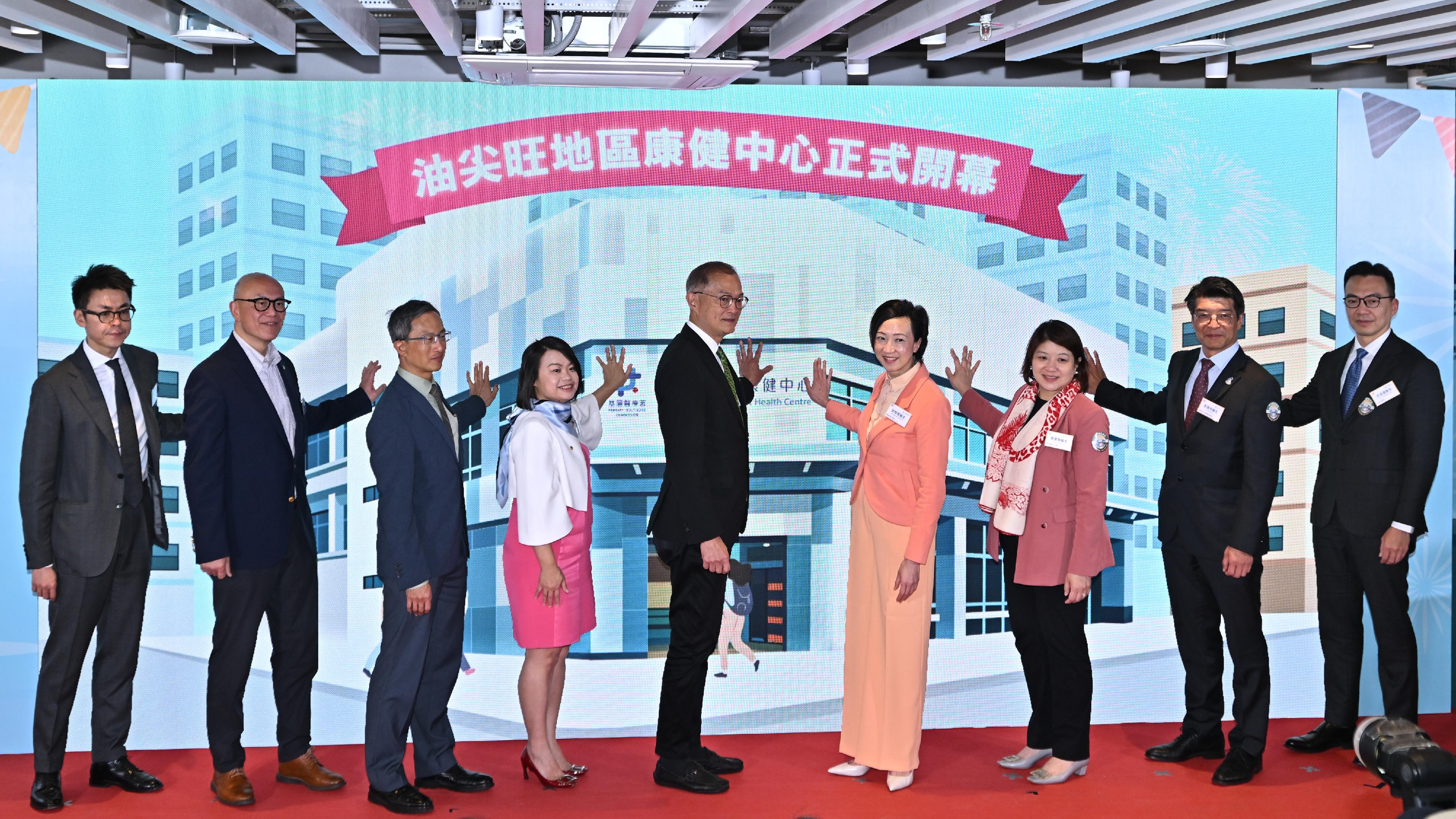 The Opening Ceremony of the Yau Tsim Mong District Health Centre (YTM DHC) cum Launch Ceremony of the Primary Healthcare Co-care Network was held today (March 13). Photo shows the Secretary for Health, Professor Lo Chung-mau (centre); together with the Under Secretary for Health, Dr Cecilia Fan (fourth right); the Commissioner for Primary Healthcare, Dr Pang Fei-chau (second right); the Deputy Director of Health, Dr Edmund Fong (first right); the Chief Executive of the Hospital Authority, Dr Libby Lee (third right), and other guests officiating at the opening ceremony of the YTM DHC.