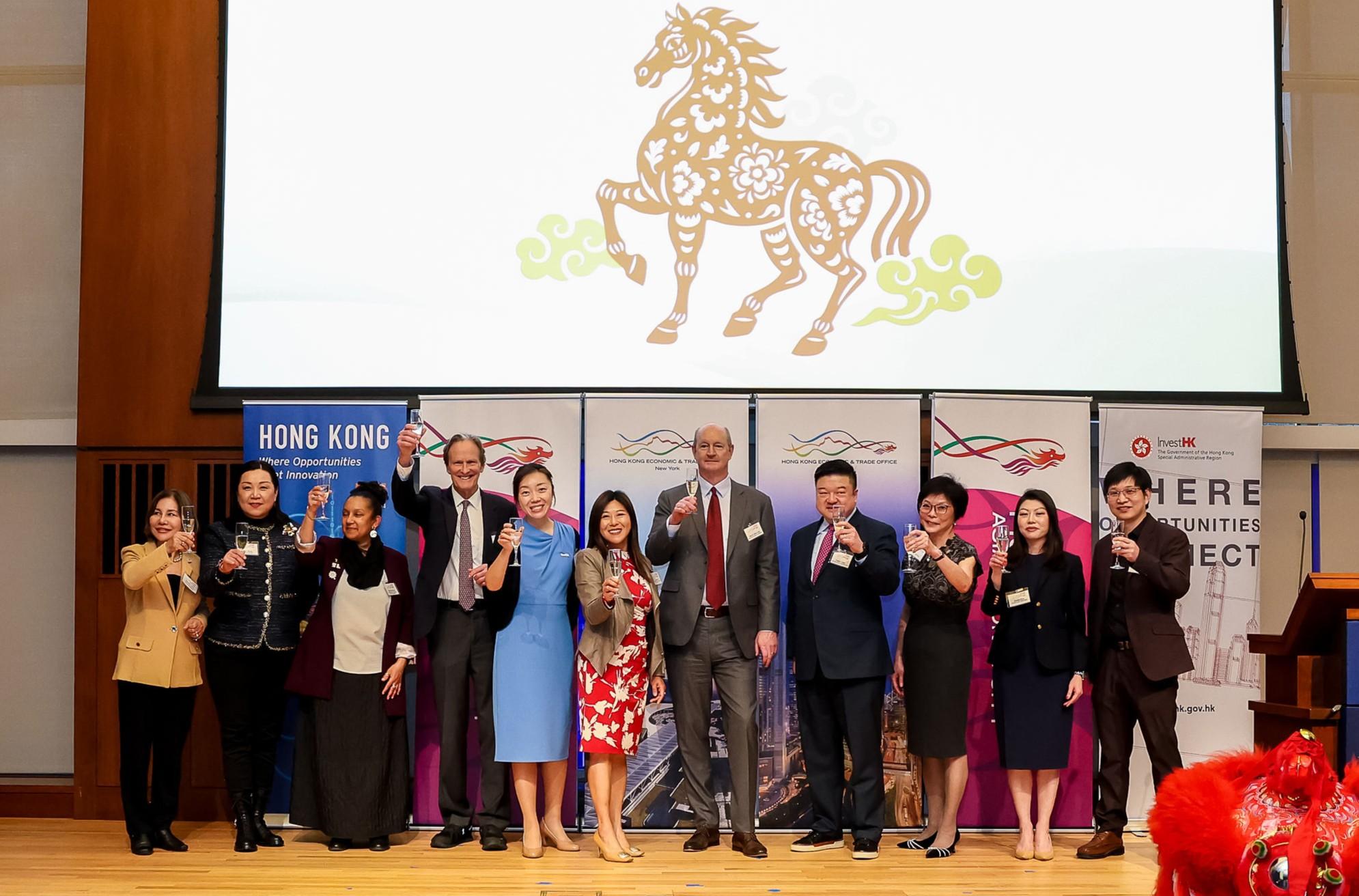 香港駐紐約經濟貿易辦事處（香港駐紐約經貿辦）於三月十二日（費城時間）在費城舉辦商業論壇及新春酒會。圖示香港駐紐約經貿辦處長何美智（左六）和酒會來賓合照。