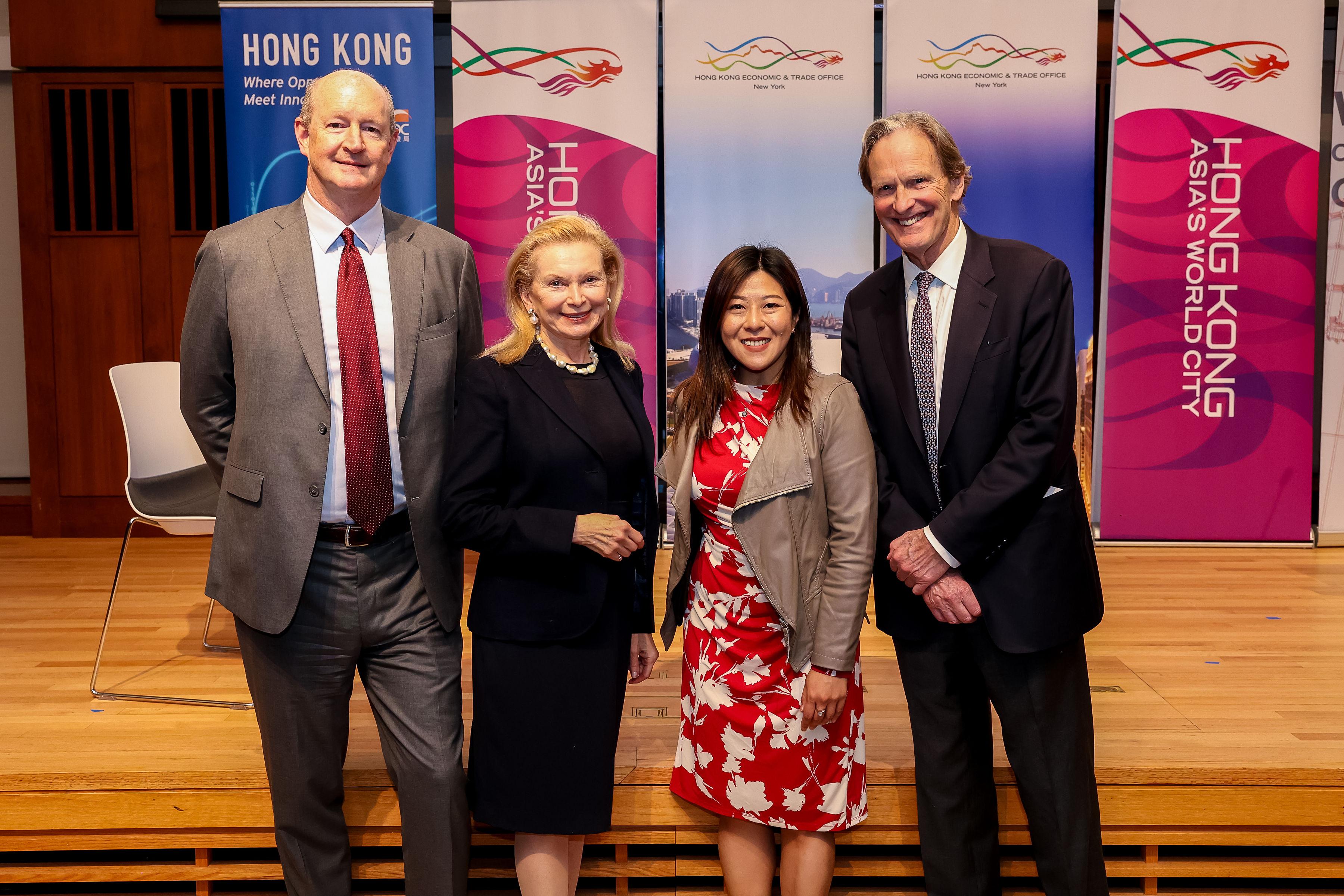 香港駐紐約經濟貿易辦事處（香港駐紐約經貿辦）於三月十二日（費城時間）在費城舉辦商業論壇及新春酒會。圖示香港駐紐約經貿辦處長何美智（右二）和酒會來賓合照。