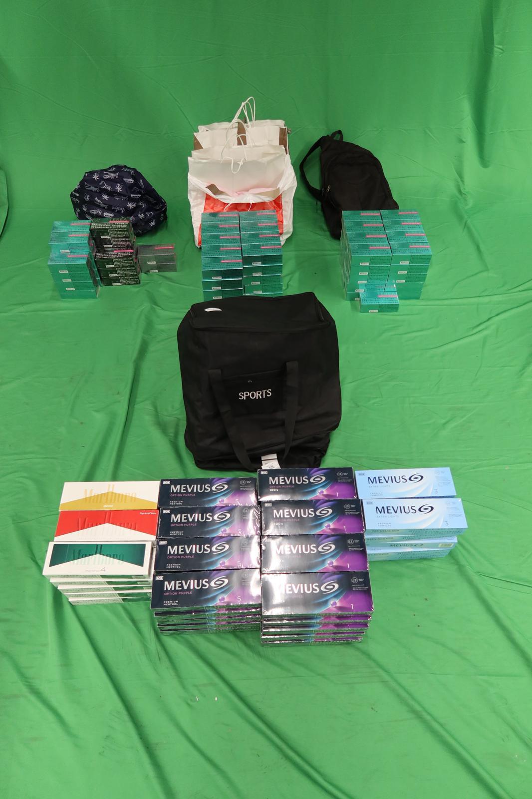 一名入境女旅客因處理未完稅香煙，未有向海關人員作出申報，以及進口另類吸煙產品，違反《應課稅品條例》和《進出口條例》，今日（三月十四日）在九龍城裁判法院合共被判處監禁五個月。 圖示檢獲的未完稅香煙及另類吸煙產品。