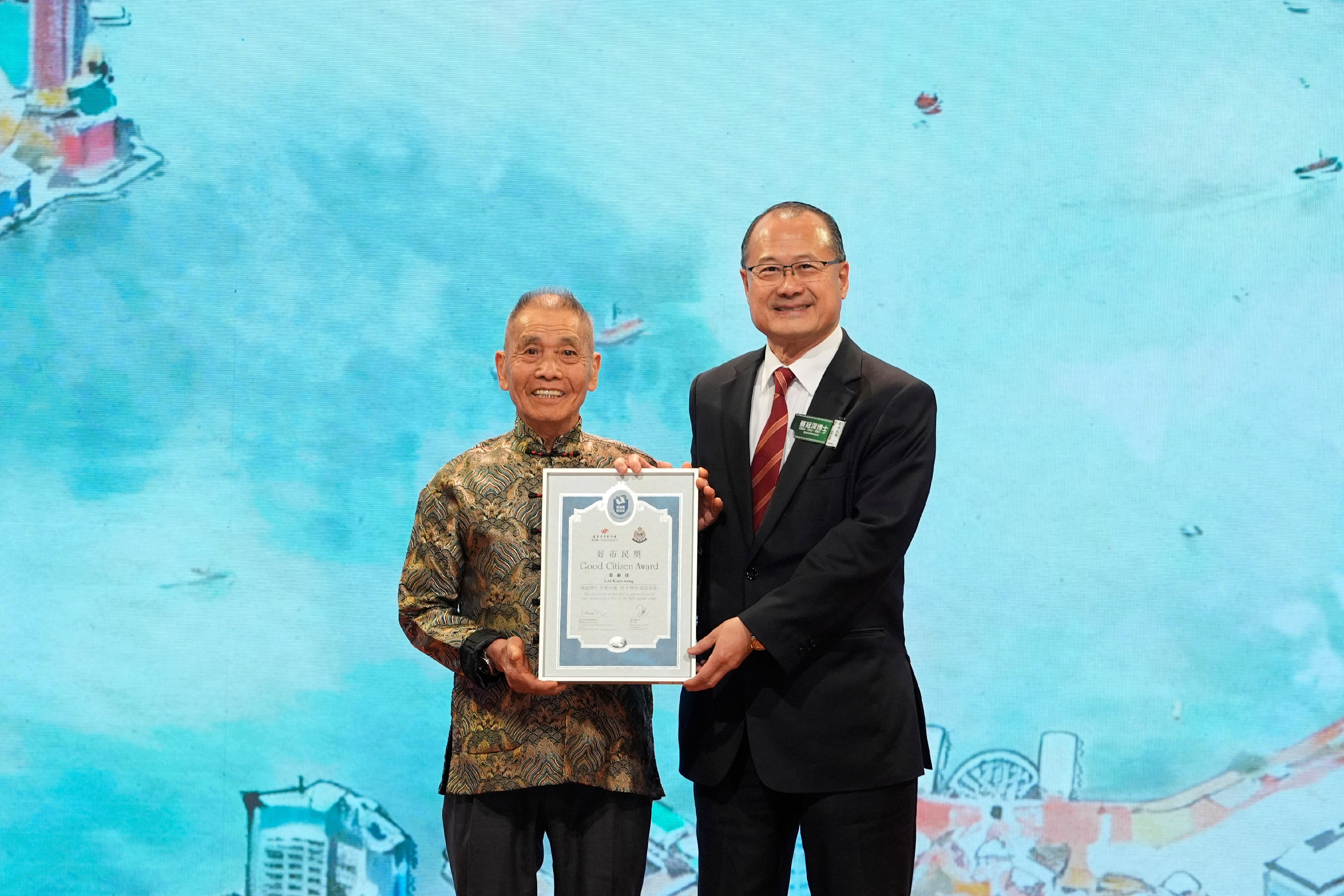 The &ldquo;Good Citizen Award Presentation Ceremony 2025&rdquo; was held today (March 14). The Chairman of the Chinese General Chamber of Commerce, Hong Kong, Dr Jonathan Choi (right), presents the Good Citizen Award to this year&rsquo;s eldest awardee, Mr Lai Koon-wong.