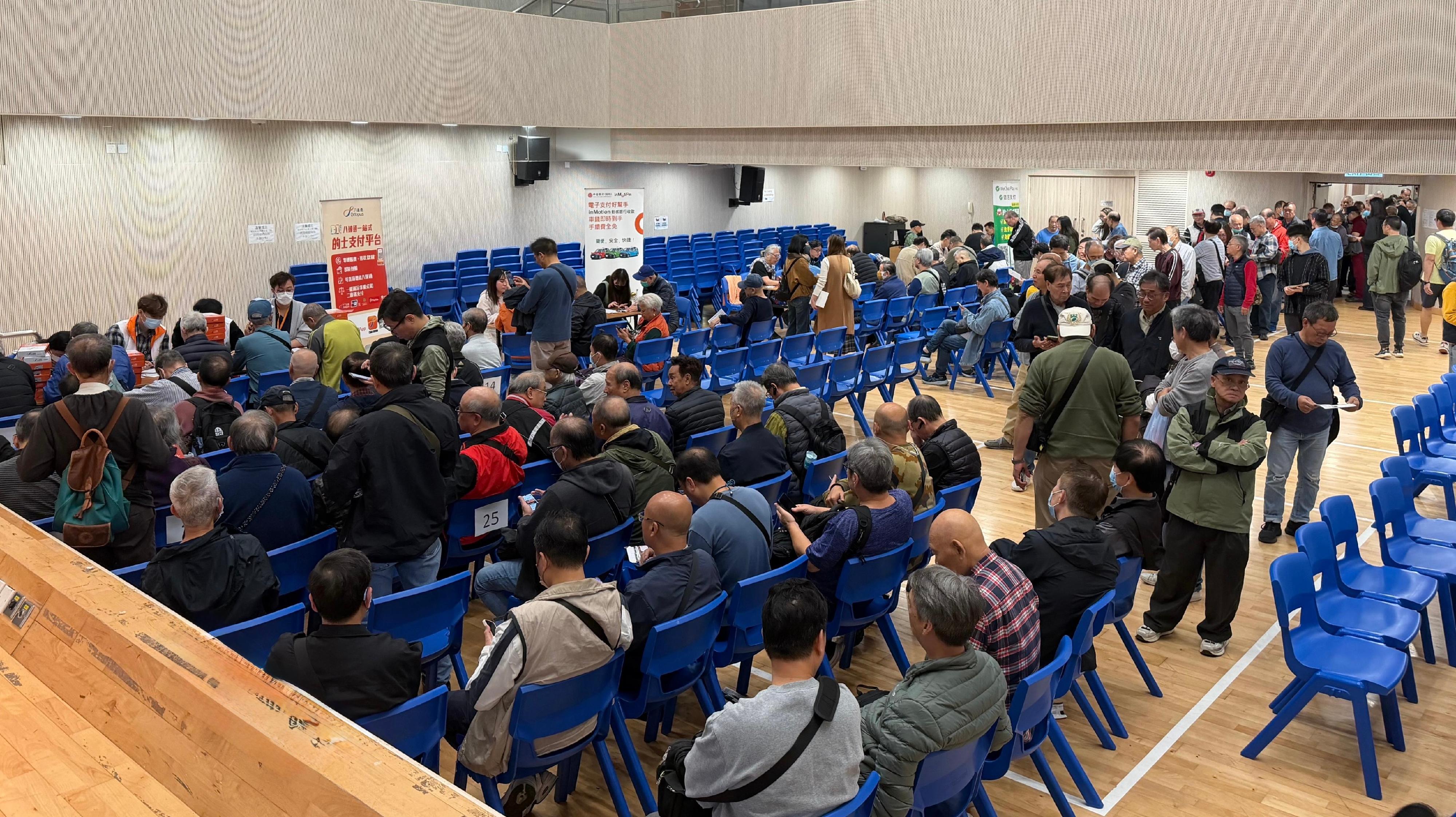 The Transport Department (TD) today (March 15) reminded taxi drivers that, starting from April 1, 2026, they must provide electronic payment means (e-payment means) to facilitate passengers' payment of taxi fares. Before boarding, passengers may check the stickers on taxi windows or ask the driver about the e-payment means available. Passengers may also continue to pay in cash. Drivers who have yet to install e-payment means are urged to do so as soon as possible to familiarise themselves with the operations. Photo shows a workshop hosted by the TD and major e-payment platforms at a community centre to proactively engage drivers, so that they understand the operations of e-payment means, and assist them to register as users.