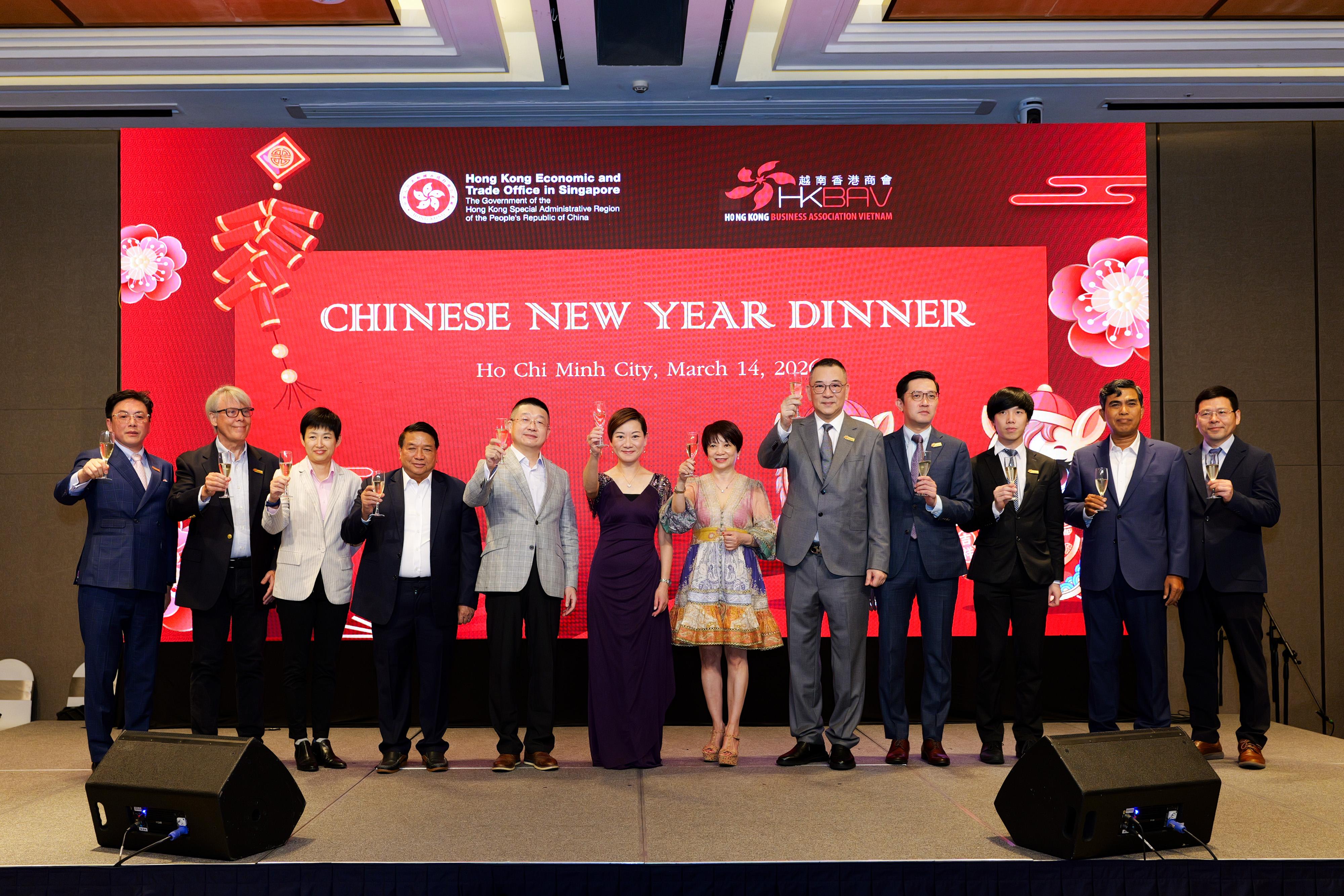 香港駐新加坡經濟貿易辦事處（駐新加坡經貿辦）昨日（三月十四日）在越南胡志明市舉行新春晚宴，與越南合作夥伴和各界友好共慶新春，並藉此推廣香港。圖示中華人民共和國駐胡志明市總領事唐立（左五）、駐新加坡經貿辦處長熊佩玲（左六）、越南香港商會會長趙錦光（右五）、香港貿易發展局中南半島代表潘禮貞（右六）與出席嘉賓祝酒。