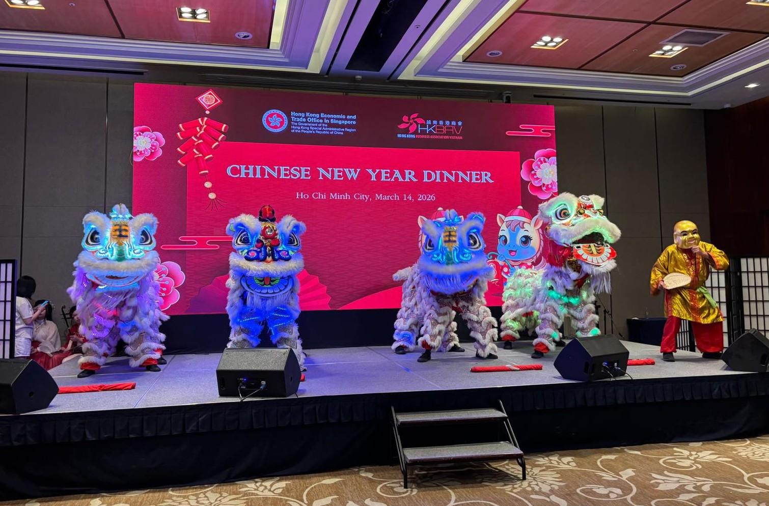 香港駐新加坡經濟貿易辦事處（駐新加坡經貿辦）昨日（三月十四日）在越南胡志明市舉行新春晚宴，與越南合作夥伴和各界友好共慶新春，並藉此推廣香港。晚宴期間亦安排文化表演，包括舞獅表演。