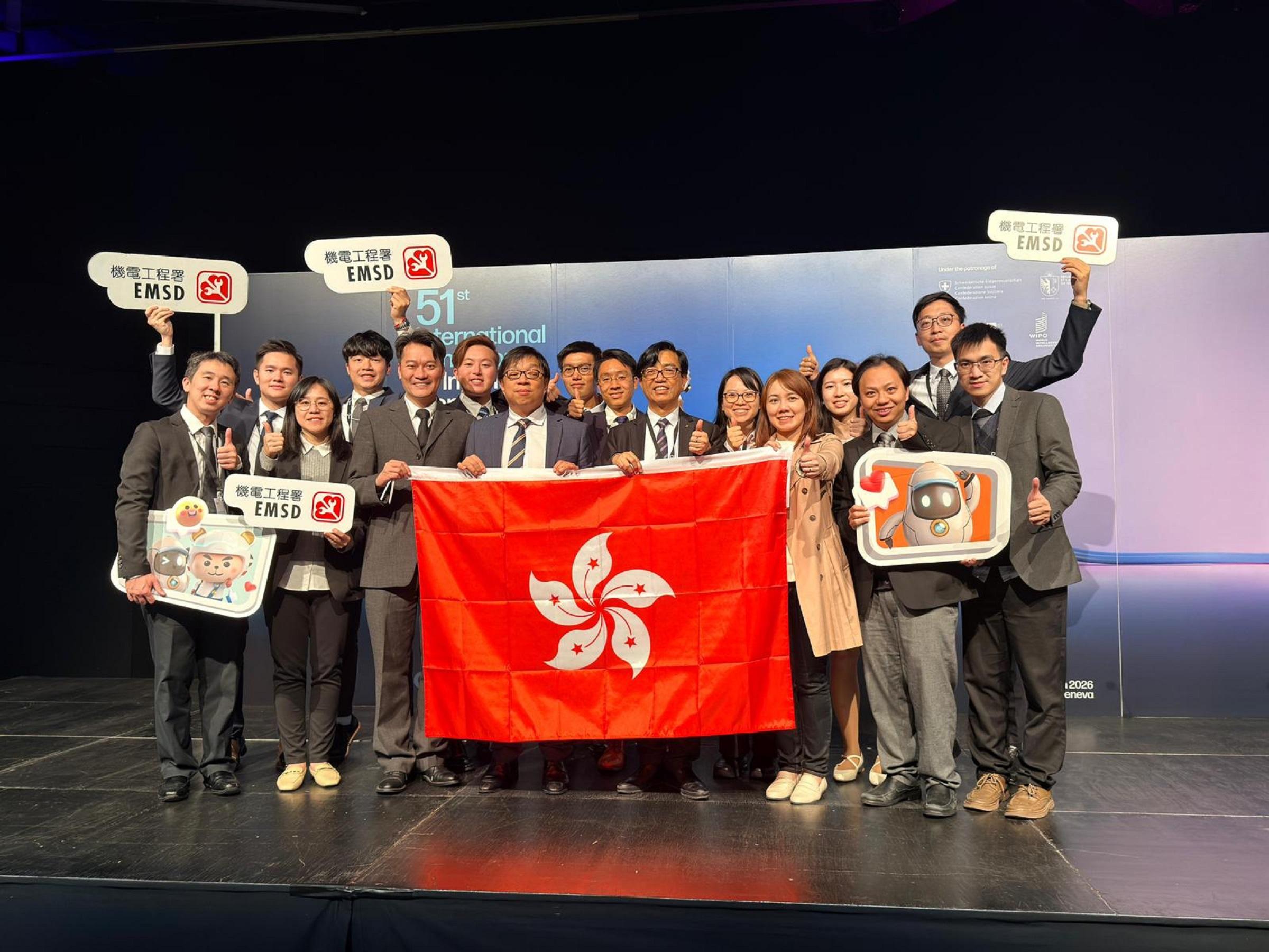 機電工程署（機電署）於第五十一屆日內瓦國際發明展共獲十一個獎項。圖示發展局副秘書長何英傑（前排左四）、機電署副署長周厚強（前排右四）與獲獎的機電署團隊於頒獎禮合照。