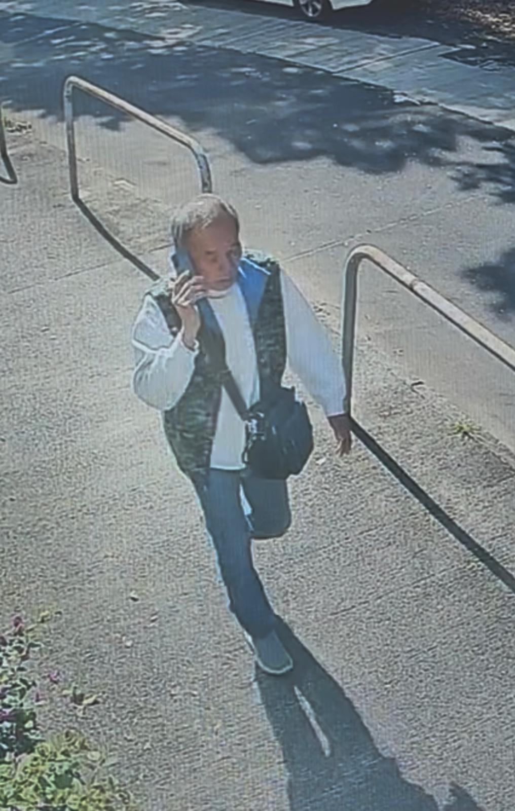 Lau Kin-pong, aged 68, is about 1.7 metres tall, 60 kilograms in weight and of thin build. He has a pointed face with yellow complexion and short white hair. He was last seen wearing a camouflage vest, a white long-sleeved shirt, blue pants and grey shoes, and carrying a black crossbody bag.
