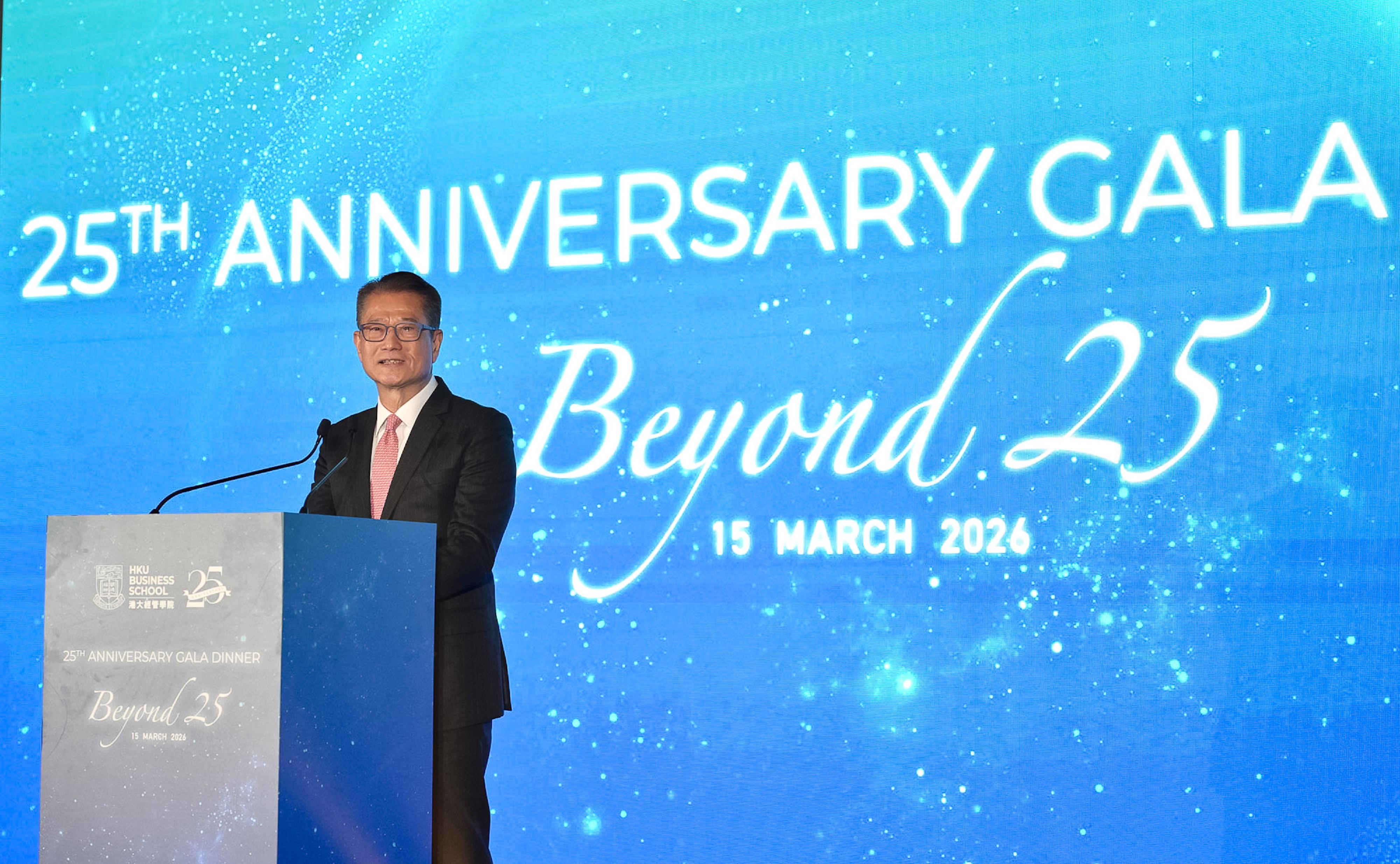 The Financial Secretary, Mr Paul Chan, attended the HKU Business School 25th Anniversary Gala Dinner today (March 15). Photo shows Mr Chan giving a speech at the event.
