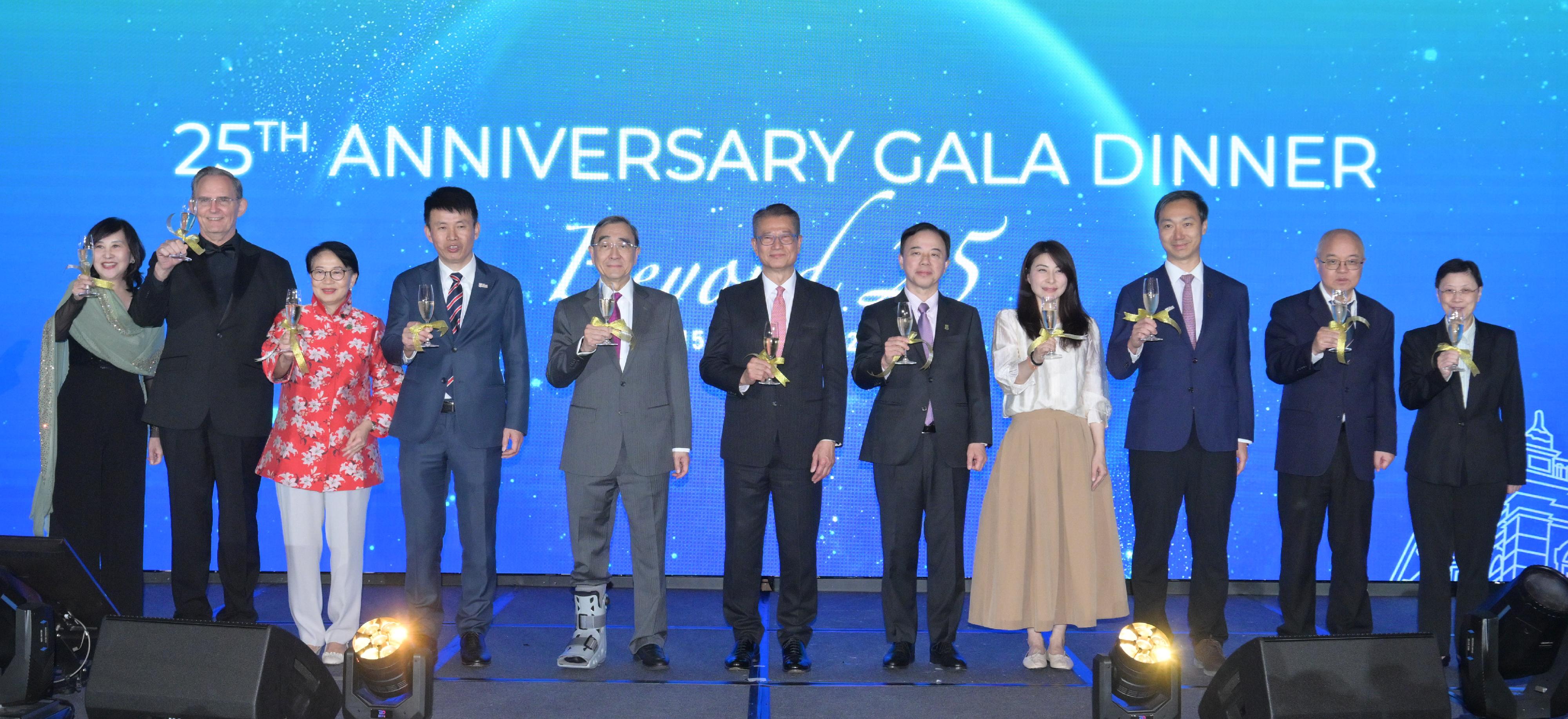 The Financial Secretary, Mr Paul Chan, attended the HKU Business School 25th Anniversary Gala Dinner today (March 15). Photo shows Mr Chan (centre) with the Vice-chancellor of the University of Hong Kong (HKU), Professor Zhang Xiang (fifth right); the Provost and Deputy Vice-Chancellor of the University of Hong Kong, Professor Richard Wong (fifth left); the Dean and Chair of Economics, the University of Hong Kong Business School, Professor Cai Hongbin (fourth left); Olympic gold medalist Ms Guo Jingjing (fourth right), and other guests at the event.