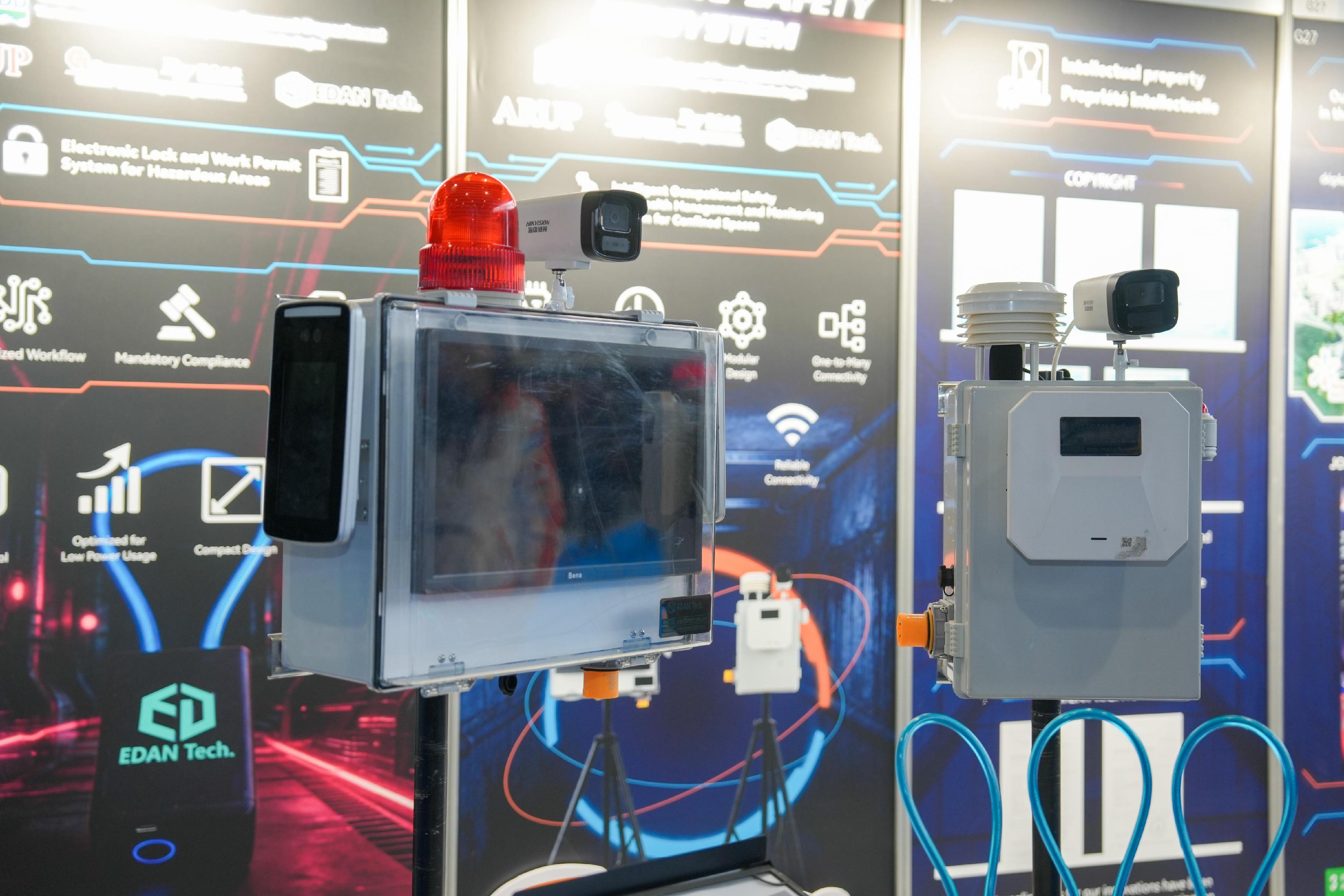 The Civil Engineering and Development Department achieved outstanding results at the 51st International Exhibition of Inventions of Geneva, winning a total of 10 awards. Photo shows the Intelligent occupational health and safety management and monitoring system for confined spaces, which won a gold medal with the congratulations of jury.