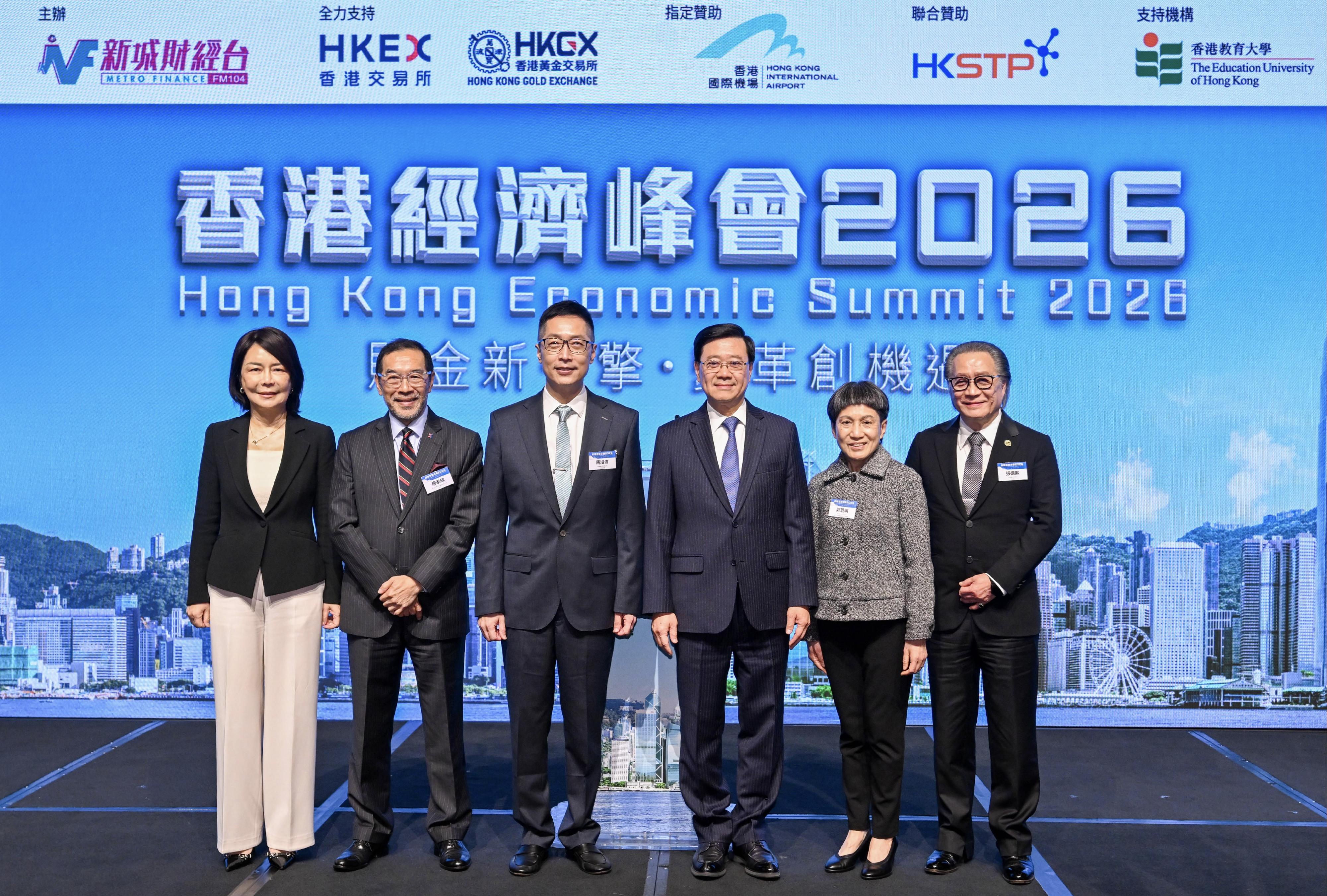 行政長官李家超今日（三月十六日）出席香港經濟峰會2026。圖示李家超（右三）、新城廣播有限公司行政總裁馬浚偉（左三）與其他嘉賓在峰會合照。