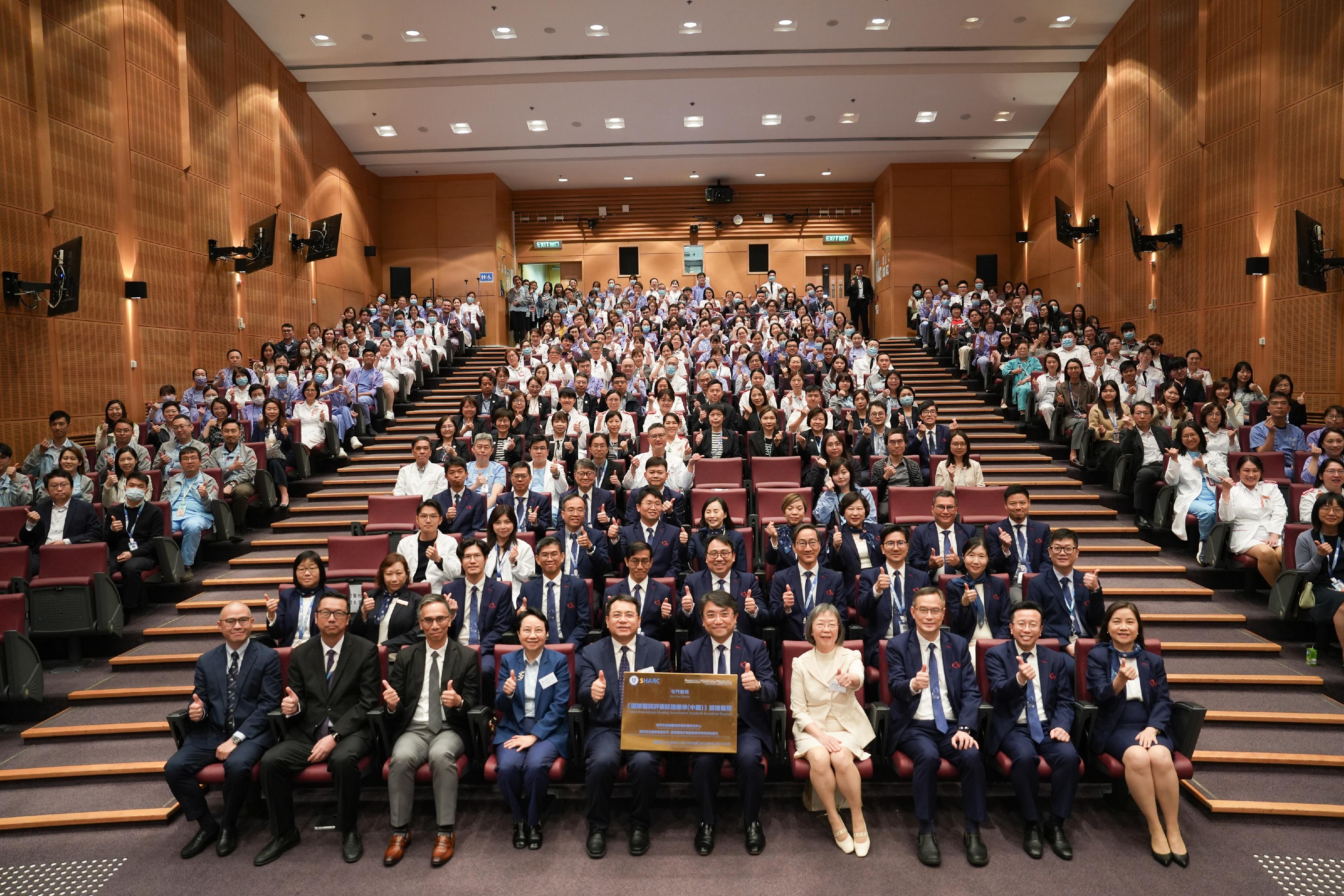 The Hospital Authority announced today (March 16) that Tuen Mun Hospital has been successfully accredited under the China's International Hospital Accreditation Standards (2021 Version). The expert team praised the hospital for actively applying new diagnostic and treatment technologies and noted its robust management structure and efficient oversight and investigation systems.
