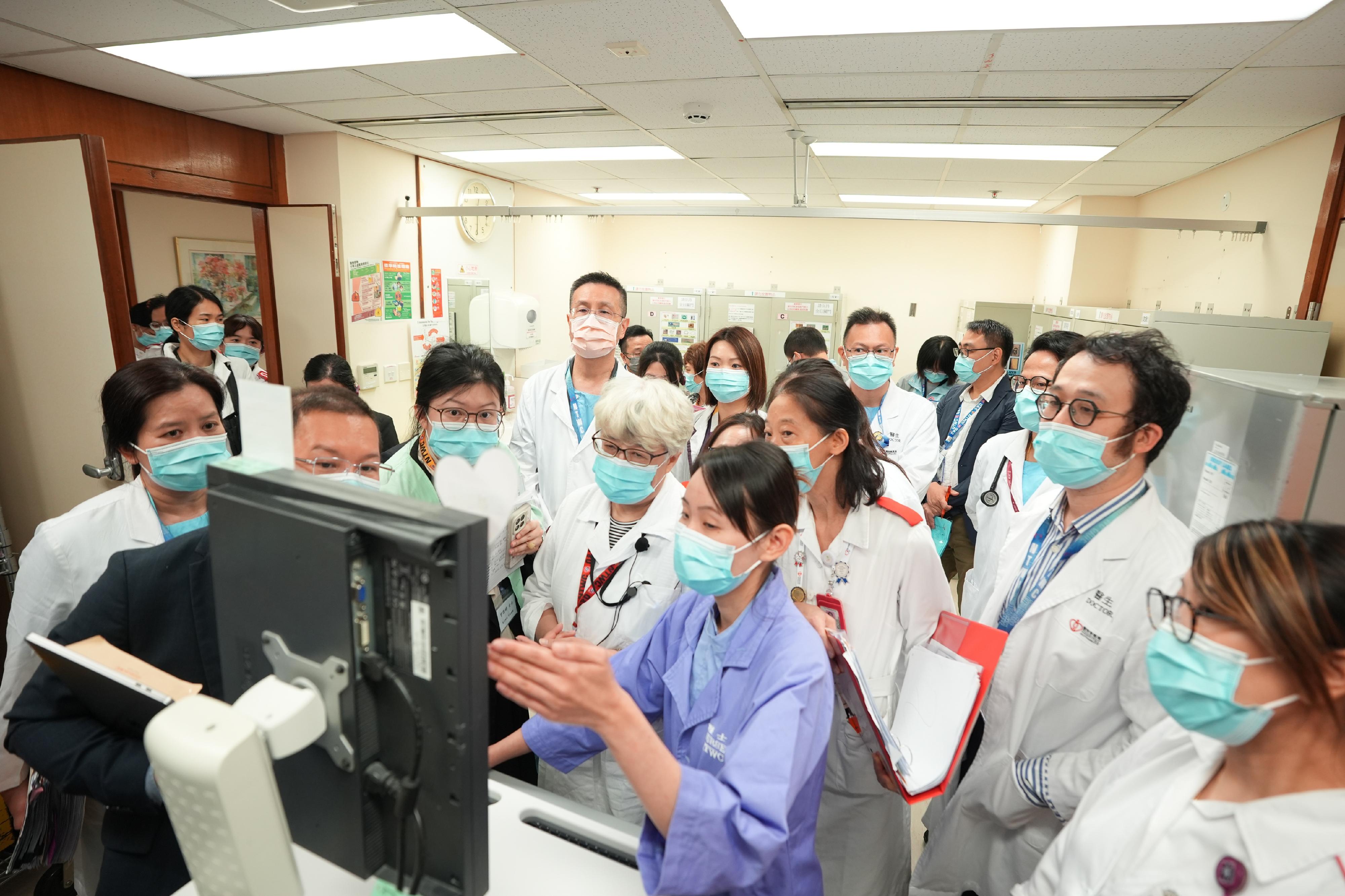The Hospital Authority announced today (March 16) that Tuen Mun Hospital has been successfully accredited under the China's International Hospital Accreditation Standards (2021 Version). Photo shows the expert team from the Shenzhen Hospital Accreditation Research Center visiting various clinical departments, including inpatient wards, during their on-site accreditation surveys at Tuen Mun Hospital earlier.
