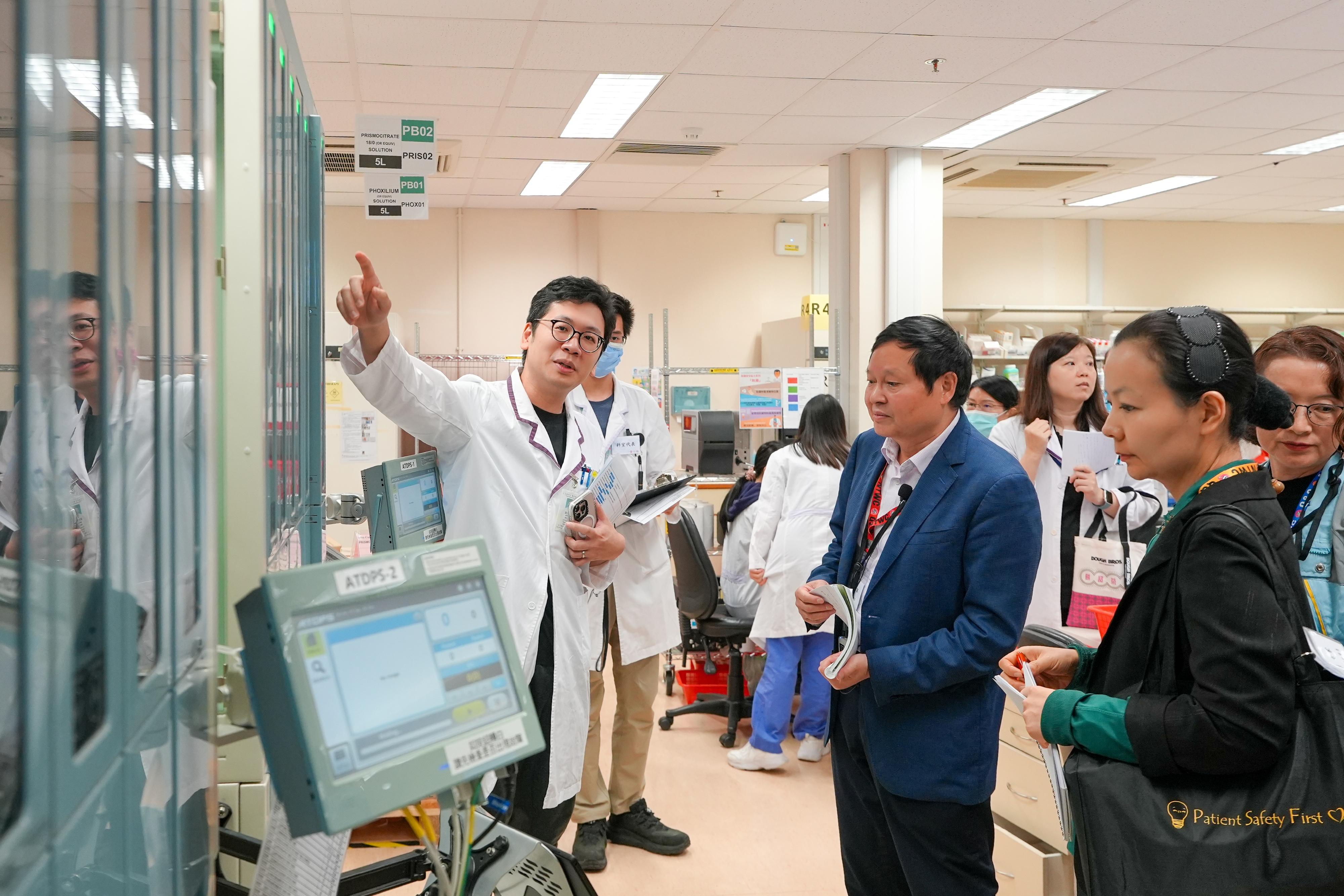 The Hospital Authority announced today (March 16) that Tuen Mun Hospital has been successfully accredited under the China's International Hospital Accreditation Standards (2021 Version). Photo shows the expert team from the Shenzhen Hospital Accreditation Research Center visiting the pharmacy at Tuen Mun Hospital to examine workflows.
