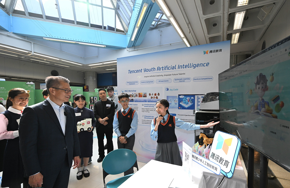 財政司司長陳茂波今日（三月十六日）出席「校長AI公開課 x AI百校行」。圖示陳茂波（左一）參觀展覽攤位。