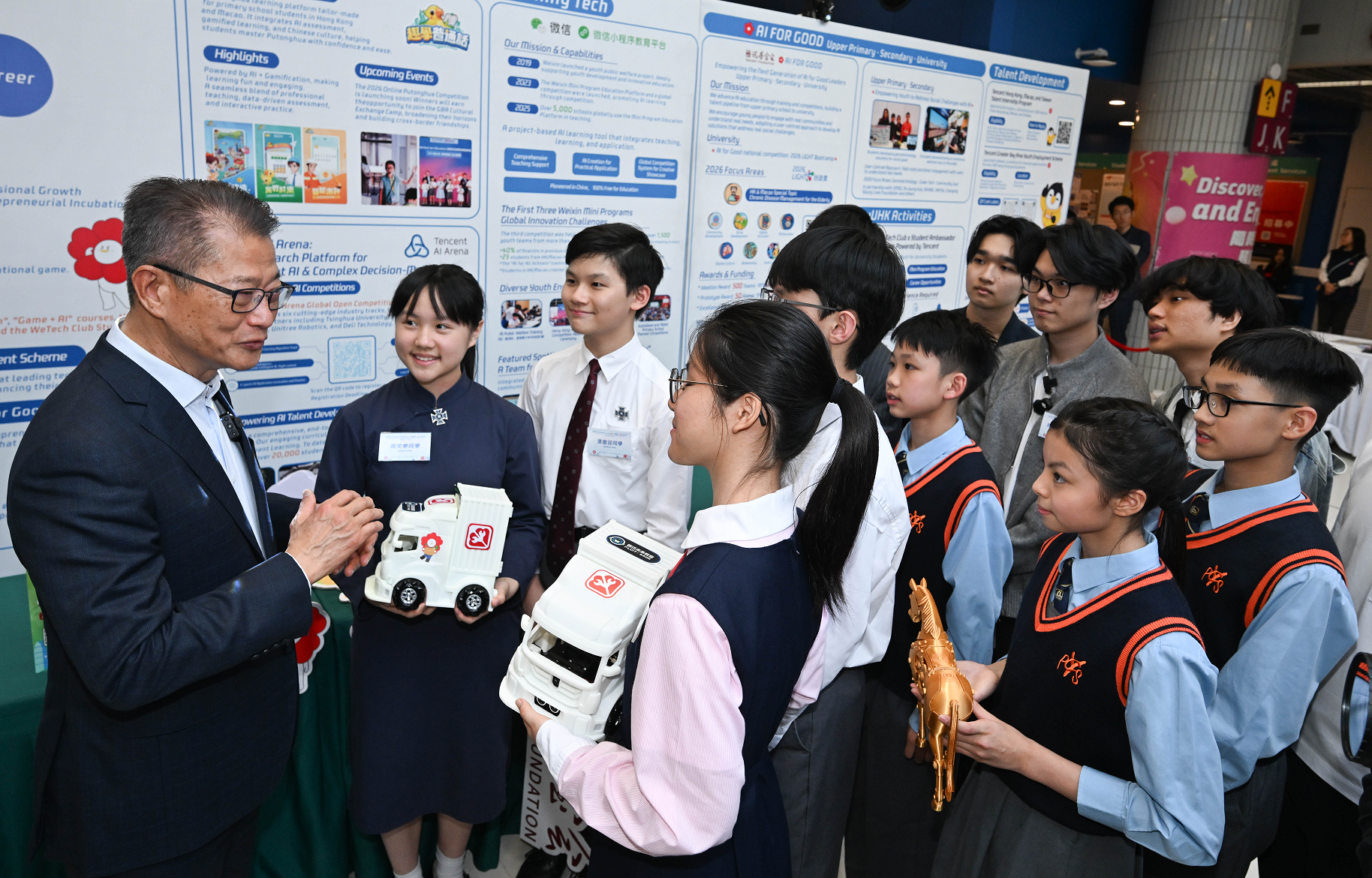 財政司司長陳茂波今日（三月十六日）出席「校長AI公開課 x AI百校行」。圖示陳茂波（左一）參觀展覽攤位。