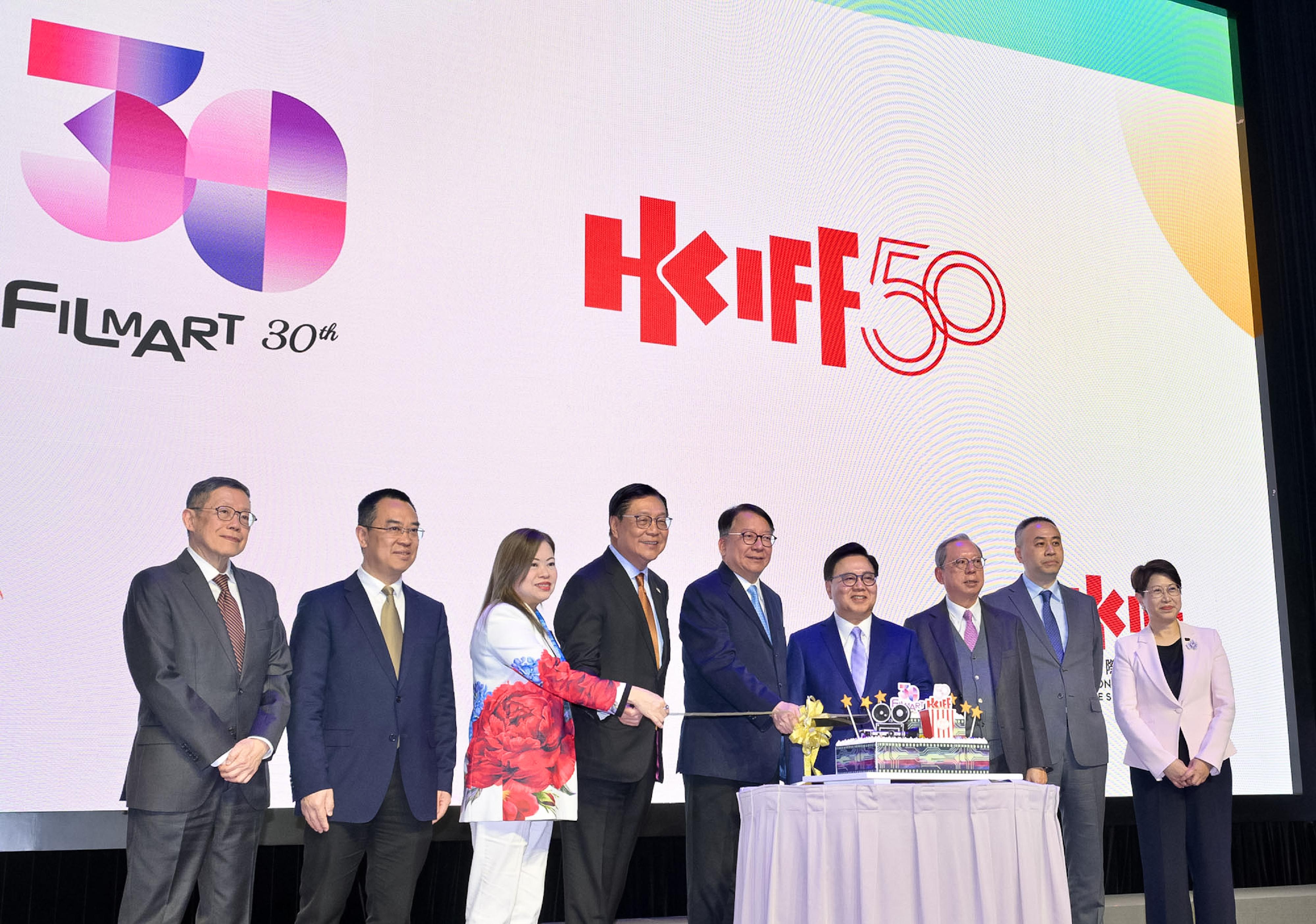匯集多項國際影視娛樂業界重要活動的香港影視娛樂博覽2026今日（三月十七日）於香港會議展覽中心舉行啓動儀式。圖示政務司司長陳國基（中）、文化體育及旅遊局局長羅淑佩（左三）、香港電影發展局主席王英偉博士（右四）及博覽旗下活動代表出席香港國際影視展三十周年及香港國際電影節五十周年聯合慶祝典禮。