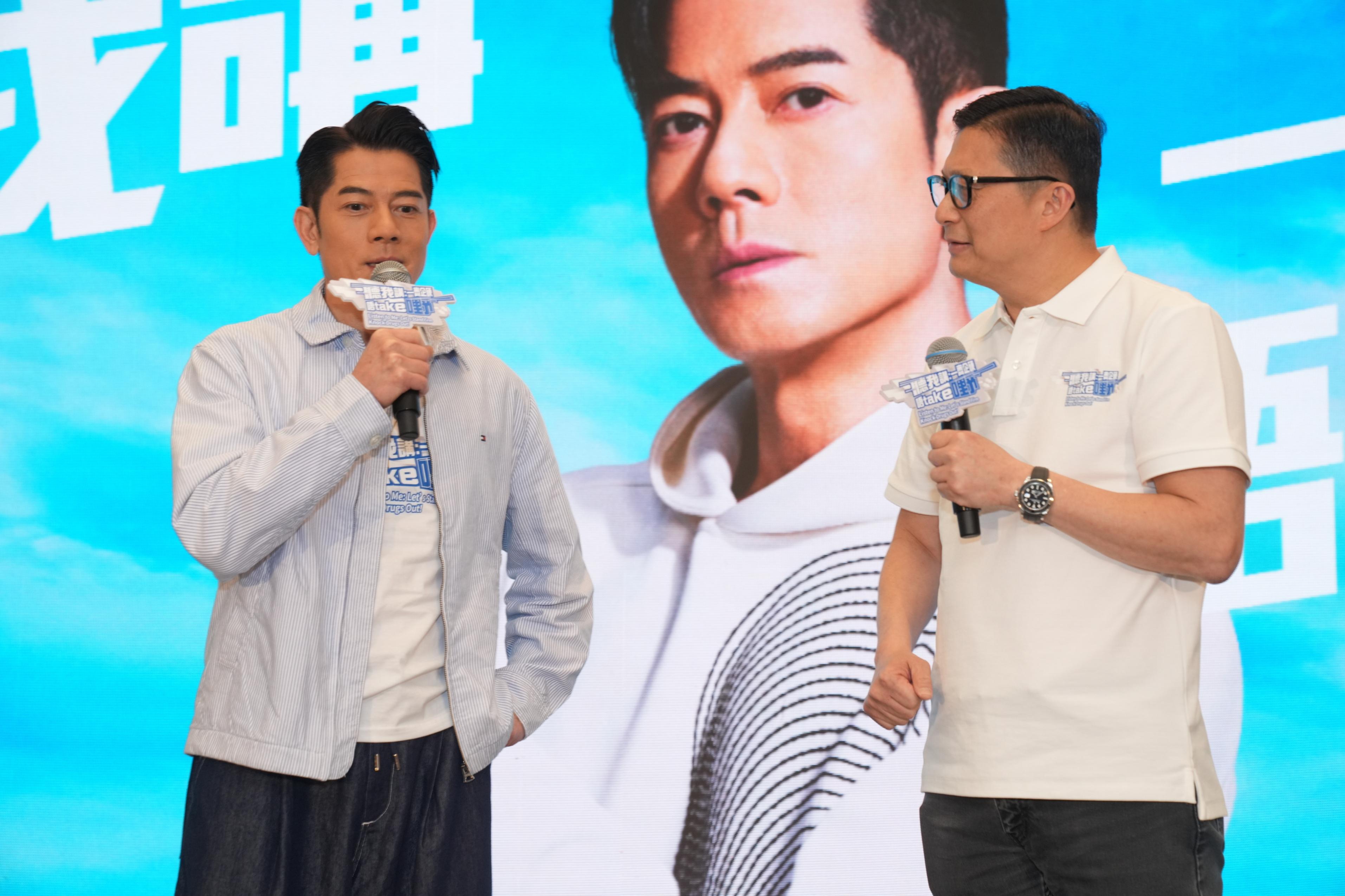 保安局禁毒處聯同禁毒常務委員會今日（三月十七日）在尖沙咀海港城海運大廈舉辦「聽我講：一齊企硬　唔take嘢」大型禁毒宣傳活動。圖示保安局局長鄧炳強（右）與「榮譽禁毒專員」郭富城（左）對談，分享新禁毒宣傳短片的拍攝理念。