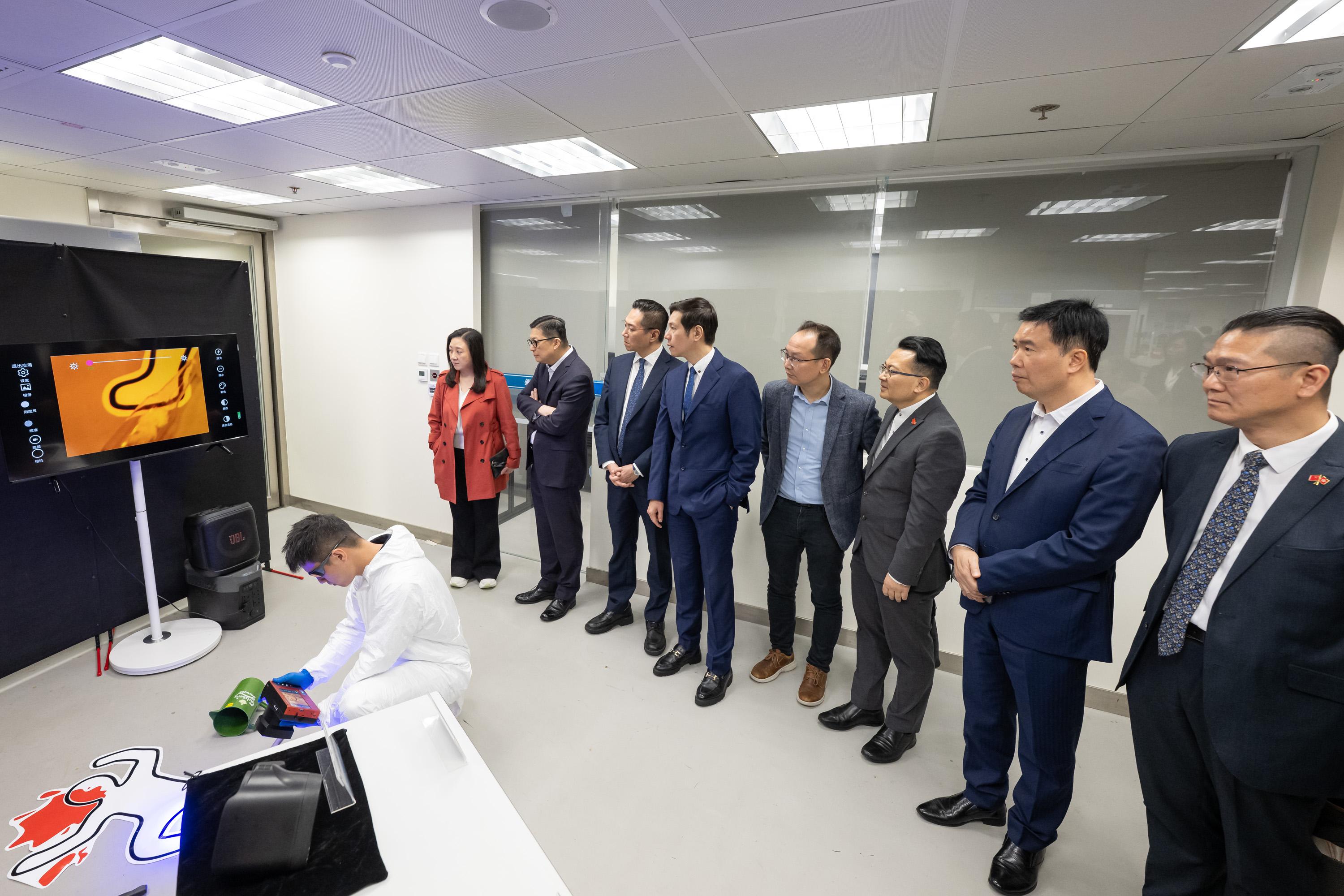 The Legislative Council Panel on Security visited the Identification Bureau of the Hong Kong Police Force today (March 17). Photo shows Members visiting the Forensic Fingerprint Lab.
