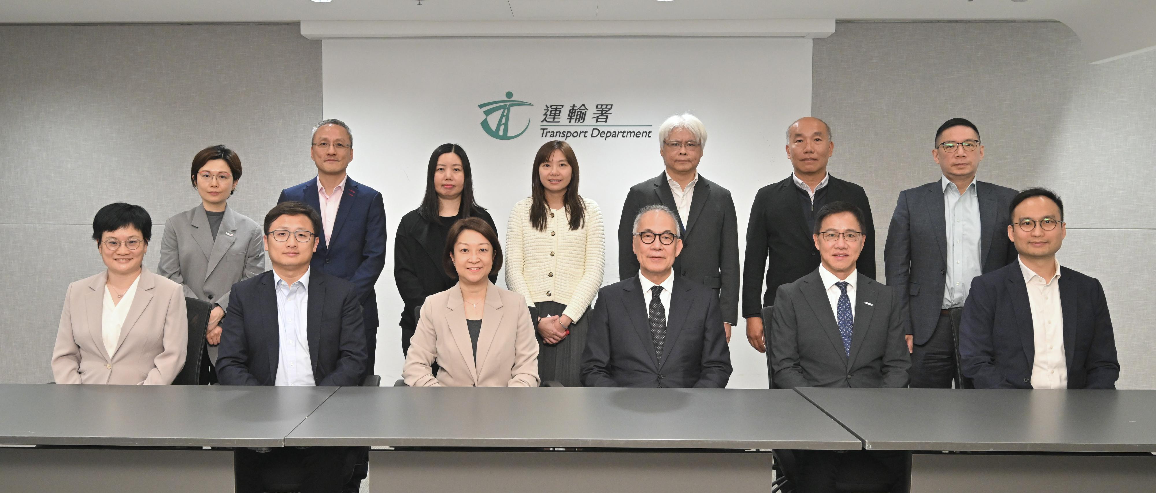 運輸署署長李頌恩今日（三月十七日）主持自動駕駛車輛應用促進工作組首次會議，結合政產學研的力量，提速提效引進和推動業界展開不同自動駕駛車輛測試並探討應用方案，落實《施政報告》及《運輸策略藍圖》的目標。圖示李頌恩（前排左三）與工作組成員合照。