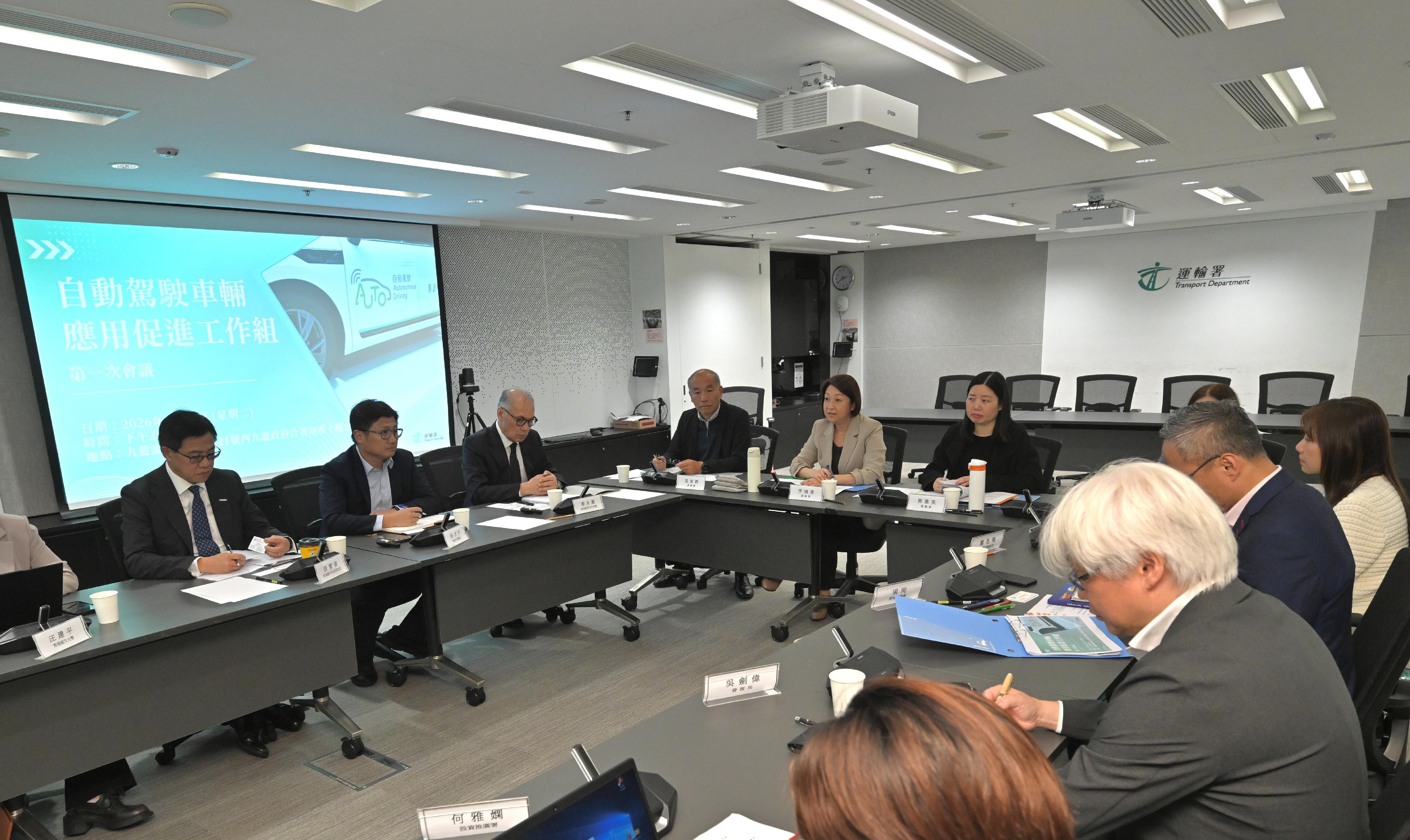 運輸署署長李頌恩（左五）今日（三月十七日）主持自動駕駛車輛應用促進工作組首次會議，結合政產學研的力量，提速提效引進和推動業界展開不同自動駕駛車輛測試並探討應用方案，落實《施政報告》及《運輸策略藍圖》的目標。