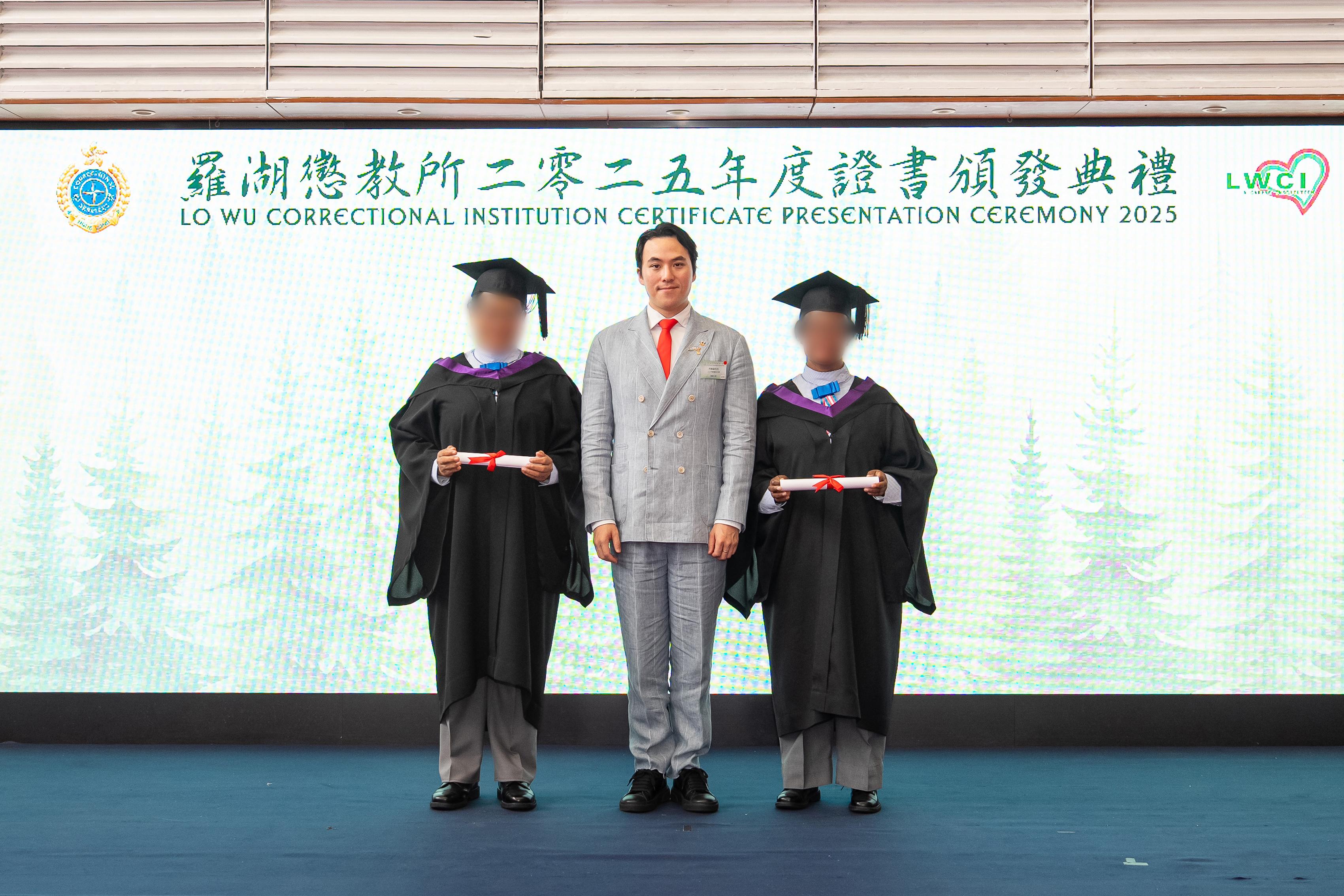 Persons in custody at Lo Wu Correctional Institution of the Correctional Services Department were presented with certificates at a ceremony today (March 18) in recognition of their efforts in pursuing studies. Photo shows the Chairman of the Board of Directors of the Tung Wah Group of Hospitals, Mr Orlando Ho (centre), presenting certificates to persons in custody.