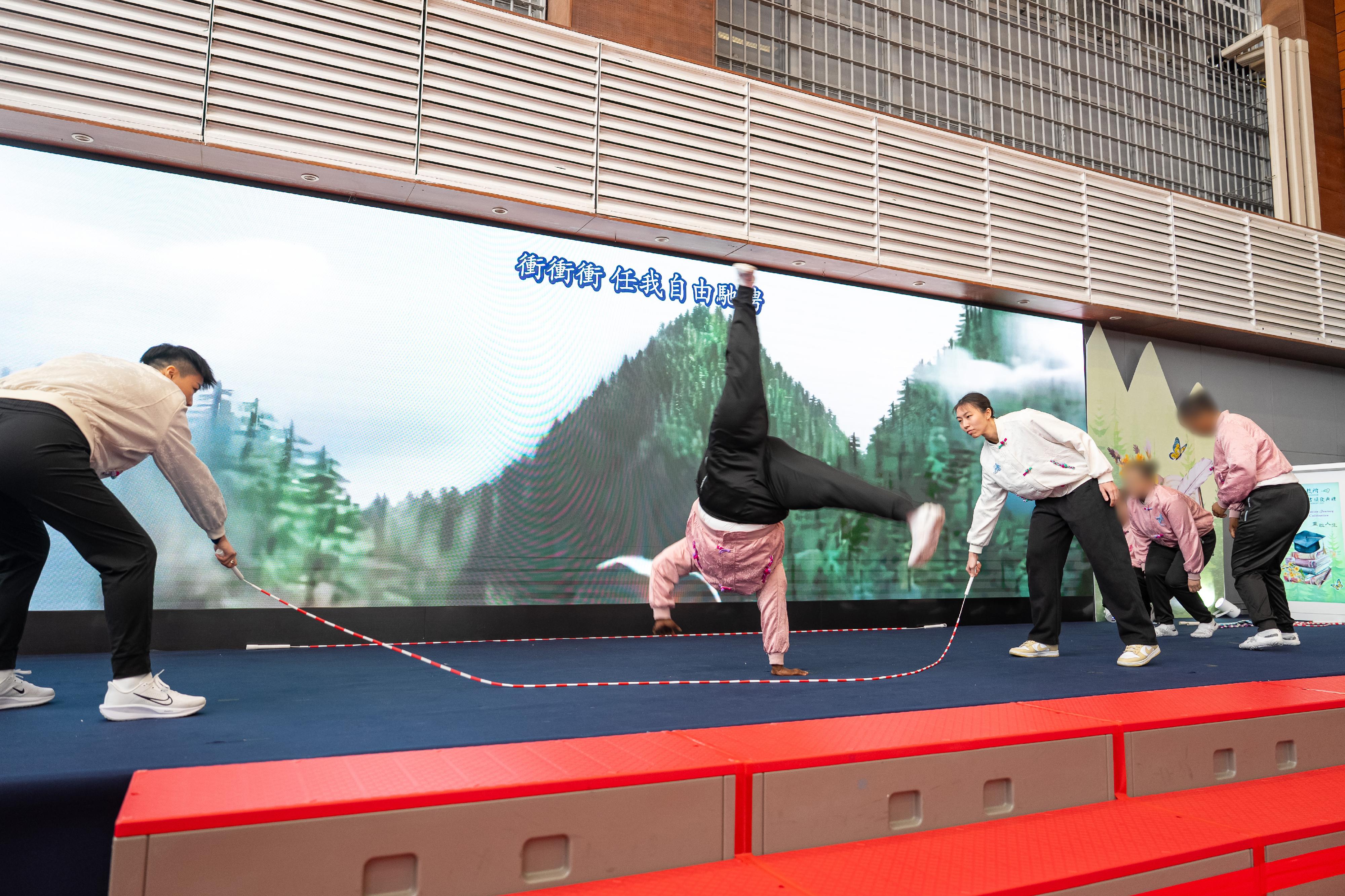 Persons in custody at Lo Wu Correctional Institution of the Correctional Services Department were presented with certificates at a ceremony today (March 18) in recognition of their efforts in pursuing studies. Photo shows a rope-skipping performance by persons in custody.