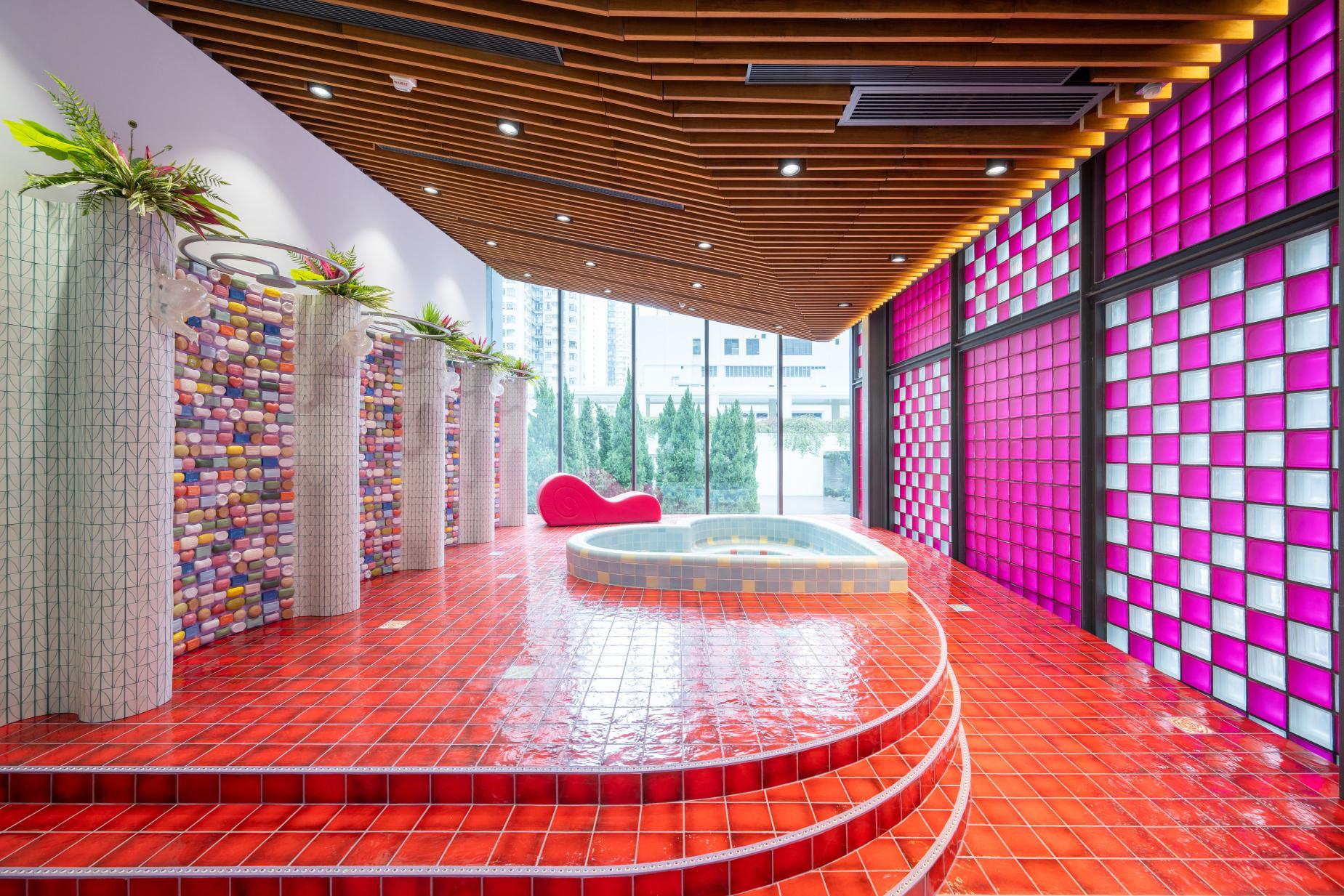 油街實現明日（三月十九日）起推出「油街焦點&mdash;&mdash;左旋們浴場」展覽。圖示香港藝術家陳惠立的場域特定裝置《左旋之心》，由1 200多塊手工陶瓷磚組成，呈現景德鎮傳統瓷磚燒製技藝。