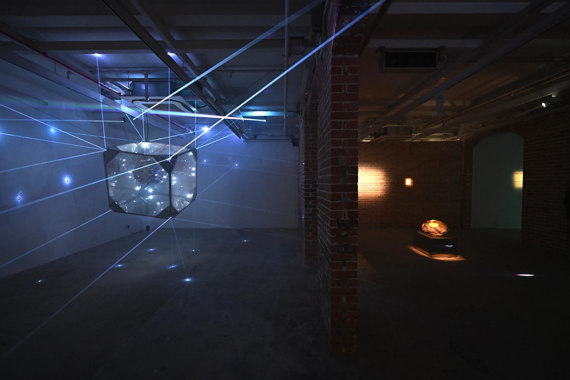 The Oil Street Art Space (Oi!) is launching the "Oi! Spotlight - Space &middot; Ecology &middot; Poetics: Zheng Jing's Way of Art" exhibition tomorrow (March 19). Photo shows the installation "Convergence of Time and Space" by artist Zheng Jing from the Chinese Mainland, with its core being a suspended cube, from which beams of light project outward, piercing through the space of the Oi! Warehouse from multiple directions.