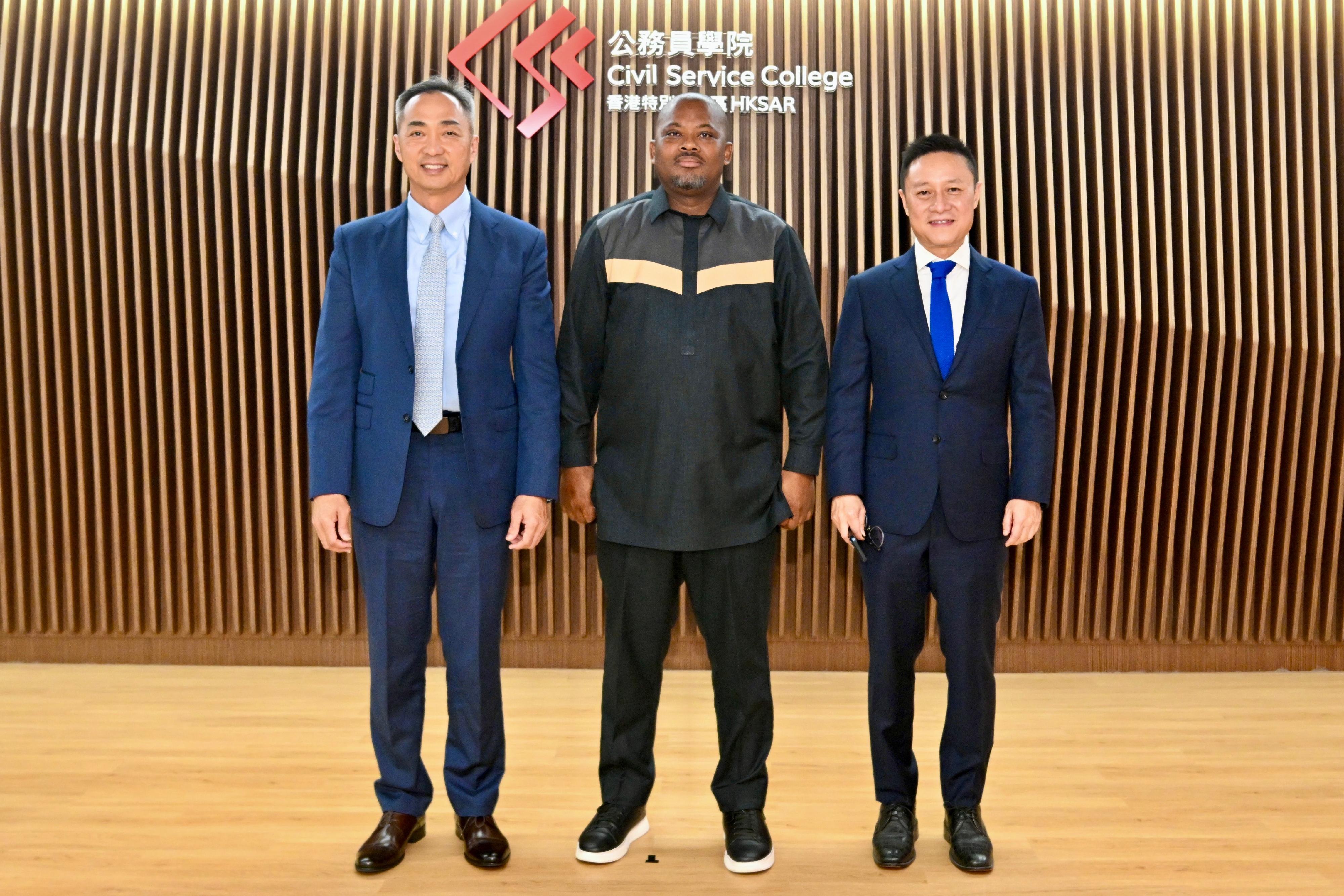 公務員學院舉辦「撮合南北：多極世界中的中國系列」講座，今日（三月十八日）在公務員學院舉行系列的第六講，主題為「全球南方與國際秩序」。圖示（右起）擔任主持的復旦大學國際問題研究院戰略諮詢委員會主任及中國研究院諮詢委員會主任李世默、主講的南非約翰尼斯堡大學公共政策與非洲研究中心主任恩卡韋尼教授和公務員學院院長郭蔭庶。