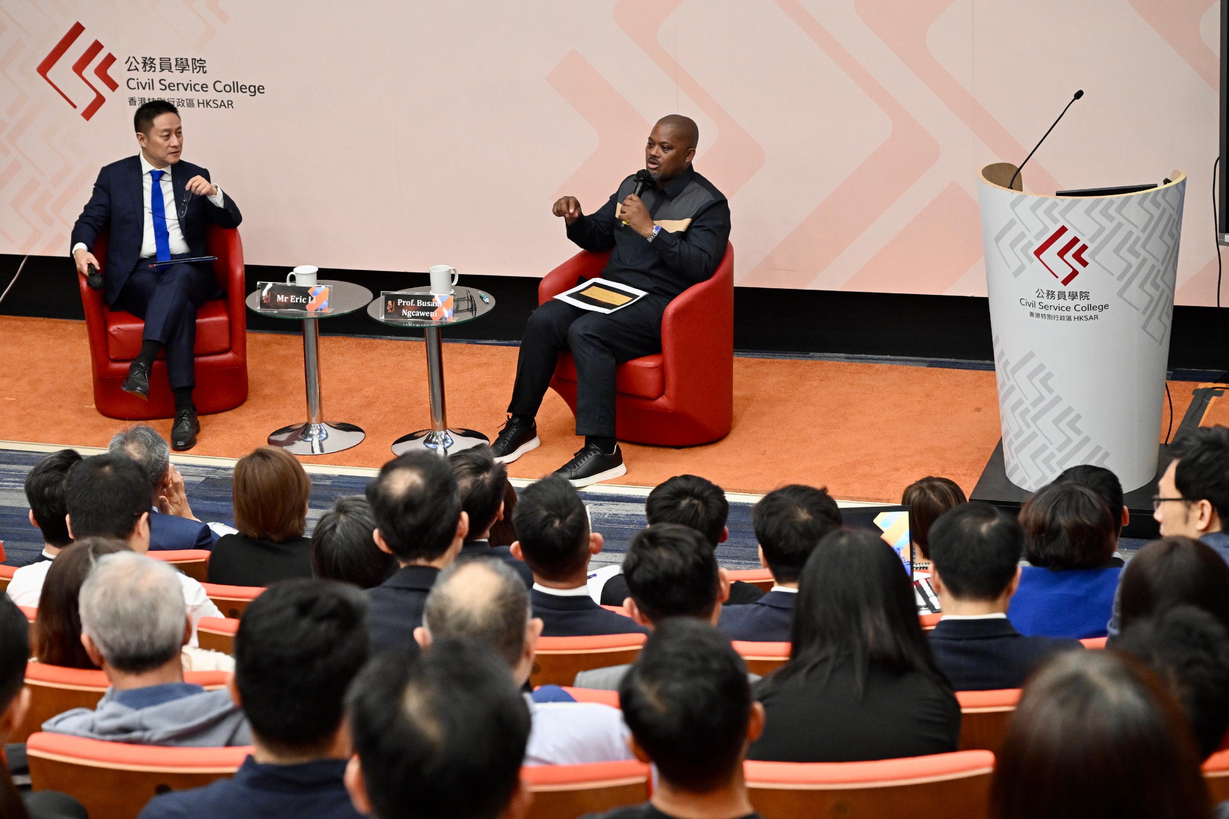 The Civil Service College (CSC) has been running the Executive Series on Brokering North and South: China in a Multipolar World.  The sixth seminar in the series, on the topic of "Global South and the Shifting International Order" was held at the CSC today (March 18). Photo shows the Director of the Centre for Public Policy and African Studies, University of Johannesburg, South Africa, Professor Busani Ngcaweni (right), answering questions at the Question and Answer Session. The seminar was chaired by the Chairman of the Strategic Advisory Council of the Institute of International Studies and the Chairman of the Advisory Committee of the China Institute of Fudan University, Mr Eric Li (left).