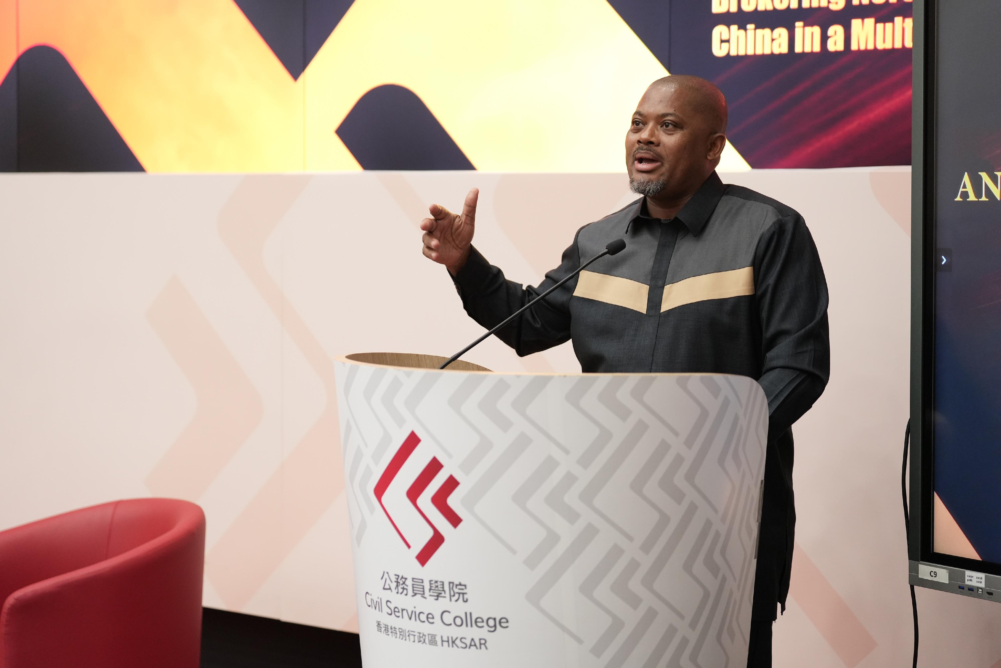 The Civil Service College (CSC) has been running the Executive Series on Brokering North and South: China in a Multipolar World. The sixth seminar in the series, on the topic of "Global South and the Shifting International Order" was held at the CSC today (March 18). Photo shows the Director of the Centre for Public Policy and African Studies, University of Johannesburg, South Africa, Professor Busani Ngcaweni, delivering a talk.