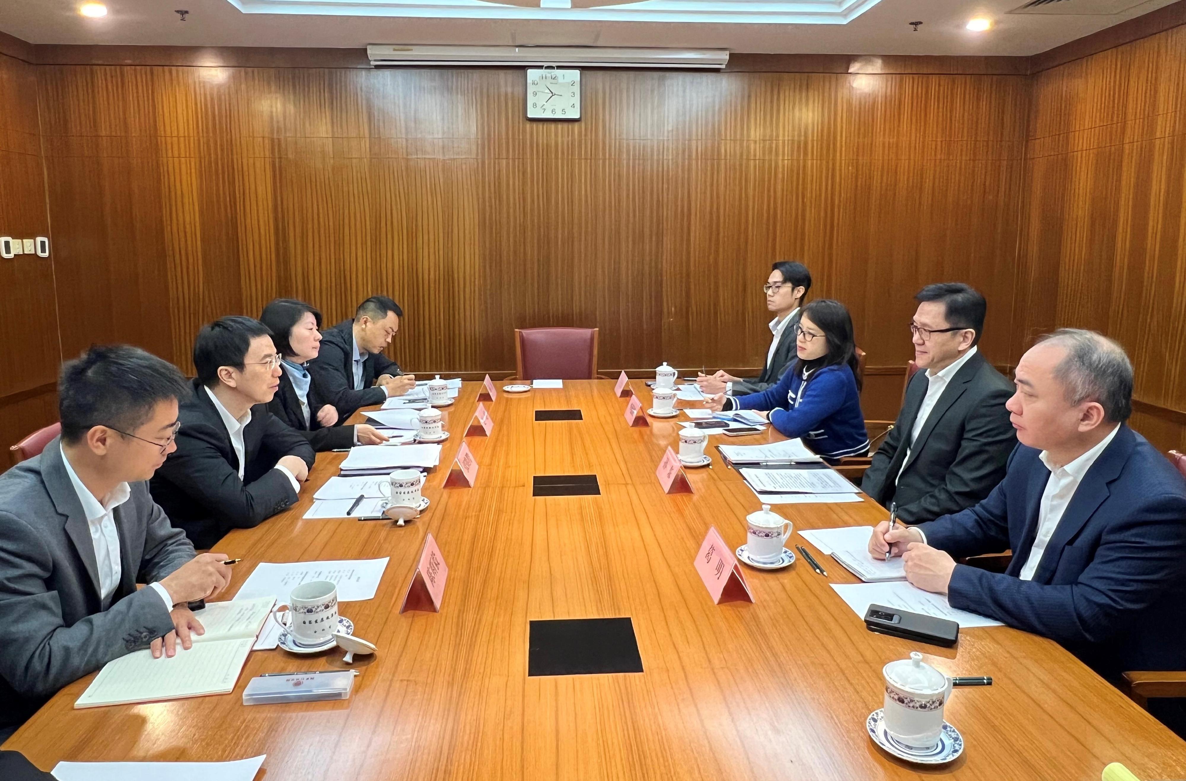 創新科技及工業局局長孫東教授（右二）今日（三月十八日）在北京到訪國家發展和改革委員會，與外資司司長張煥騰（左二）會面。旁為工業專員（創新及科技）葛明博士（右一）。