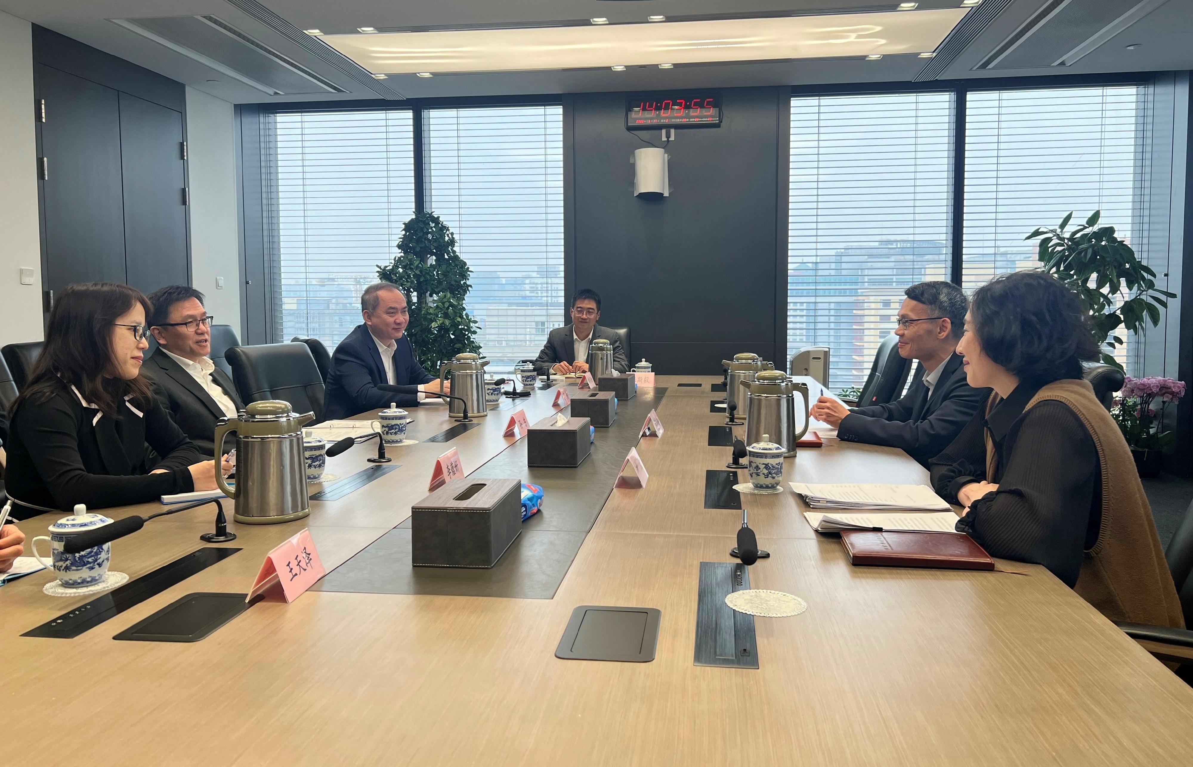 The Secretary for Innovation, Technology and Industry, Professor Sun Dong (second left), met with Deputy Head of the State Administration of Foreign Exchange Mr Xu Zhibin (second right) in Beijing yesterday (March 17). Also present is the Commissioner for Industry (Innovation and Technology), Dr Ge Ming (third left).