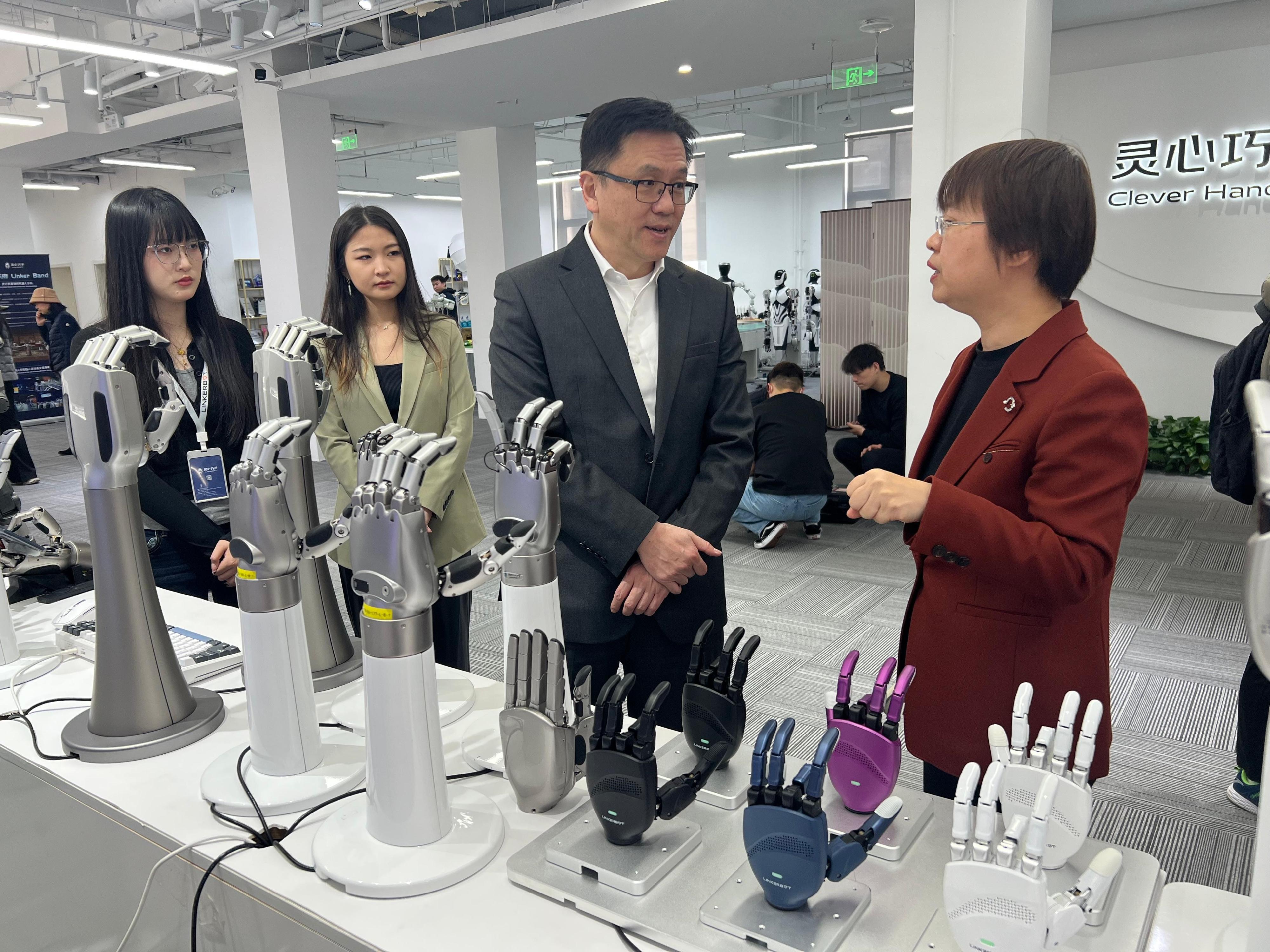 The Secretary for Innovation, Technology and Industry, Professor Sun Dong (second right), visited Linkerbot Beijing Technology Co Ltd in Beijing today (March 18) to learn about the company's latest business developments, technological innovation outcomes and product application scenarios.