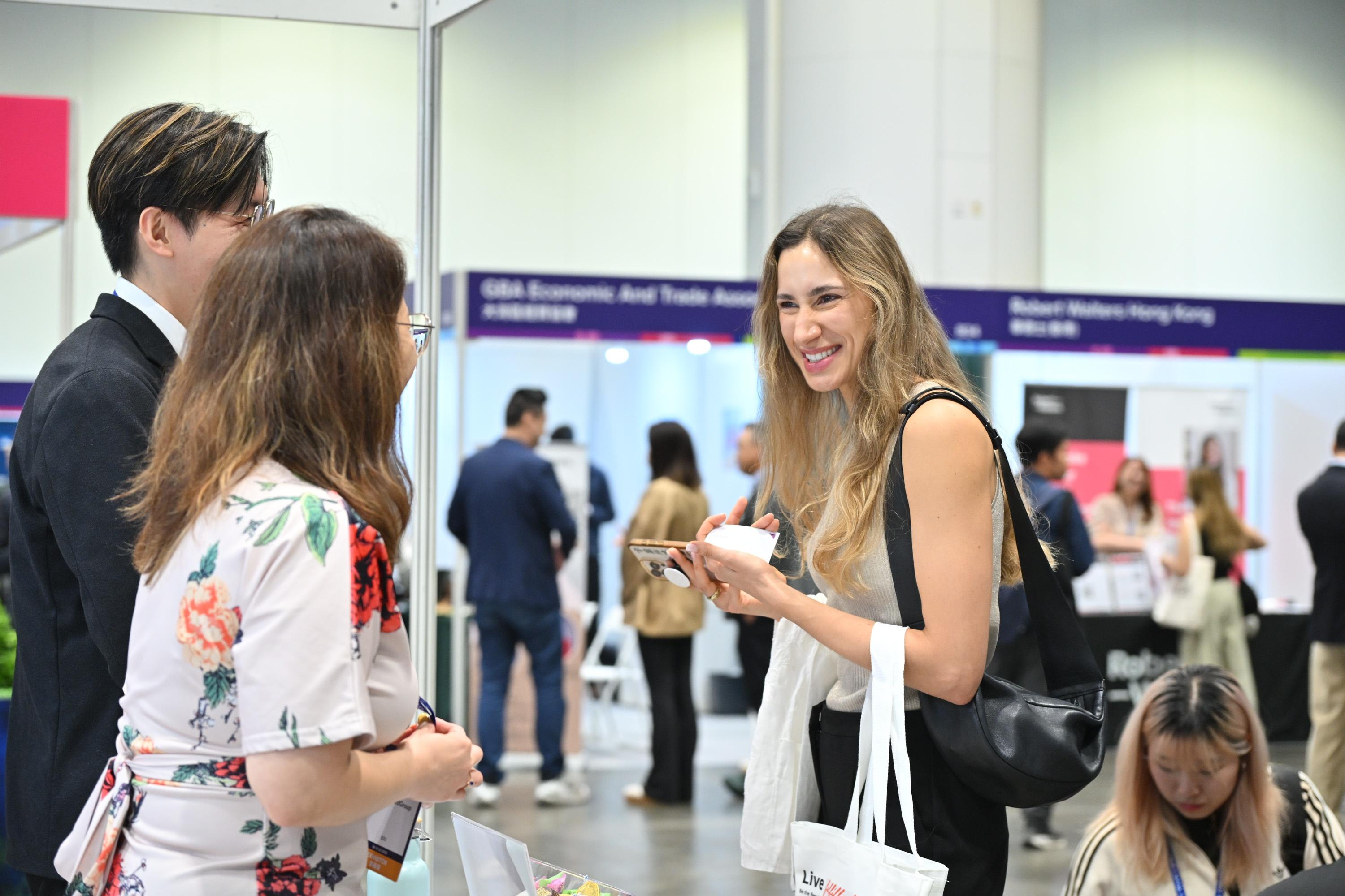 The Global Talent Summit Week organised by Hong Kong Talent Engage commenced today (March 18) and will run through March 29, focusing on the integrated development of education, technology and talent. Photo shows the CareerConnect Expo attracting global talent to participate.
