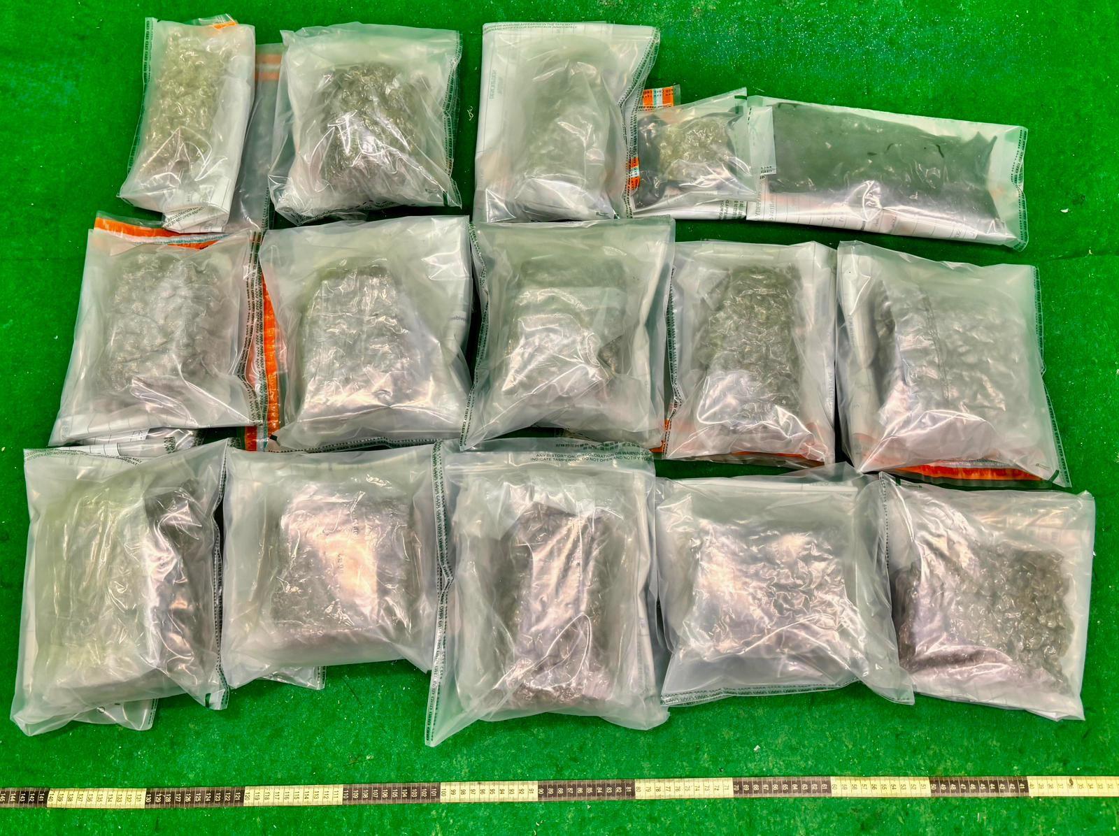 香港海關昨日（三月十七日）在香港國際機場偵破一宗行李藏毒的販毒案件，檢獲約四點二公斤、估計市值約八十七萬元的懷疑大麻花。圖示檢獲的懷疑大麻花。