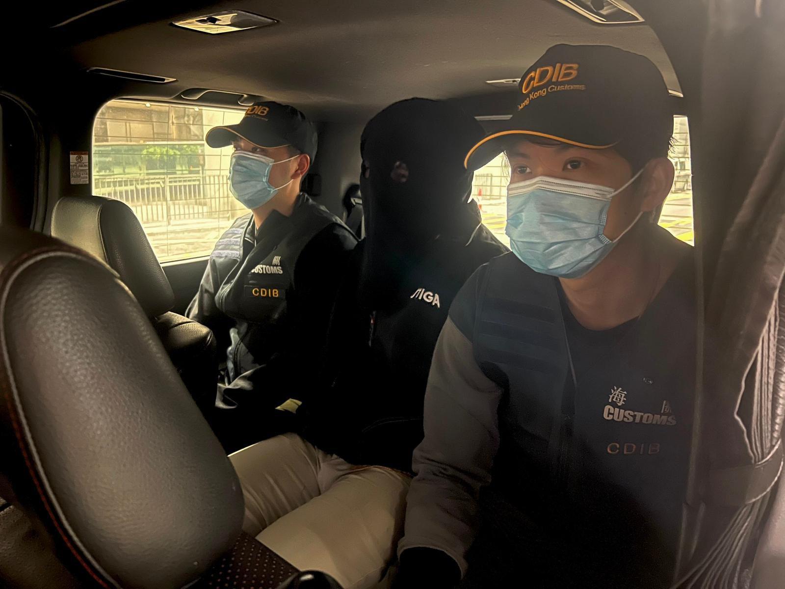 Hong Kong Customs yesterday (March 17) detected a drug trafficking case involving baggage concealment at Hong Kong International Airport and seized about 4.2 kilograms of suspected cannabis buds, with an estimated market value of about $870,000. Photo shows the arrested person involved in the case.