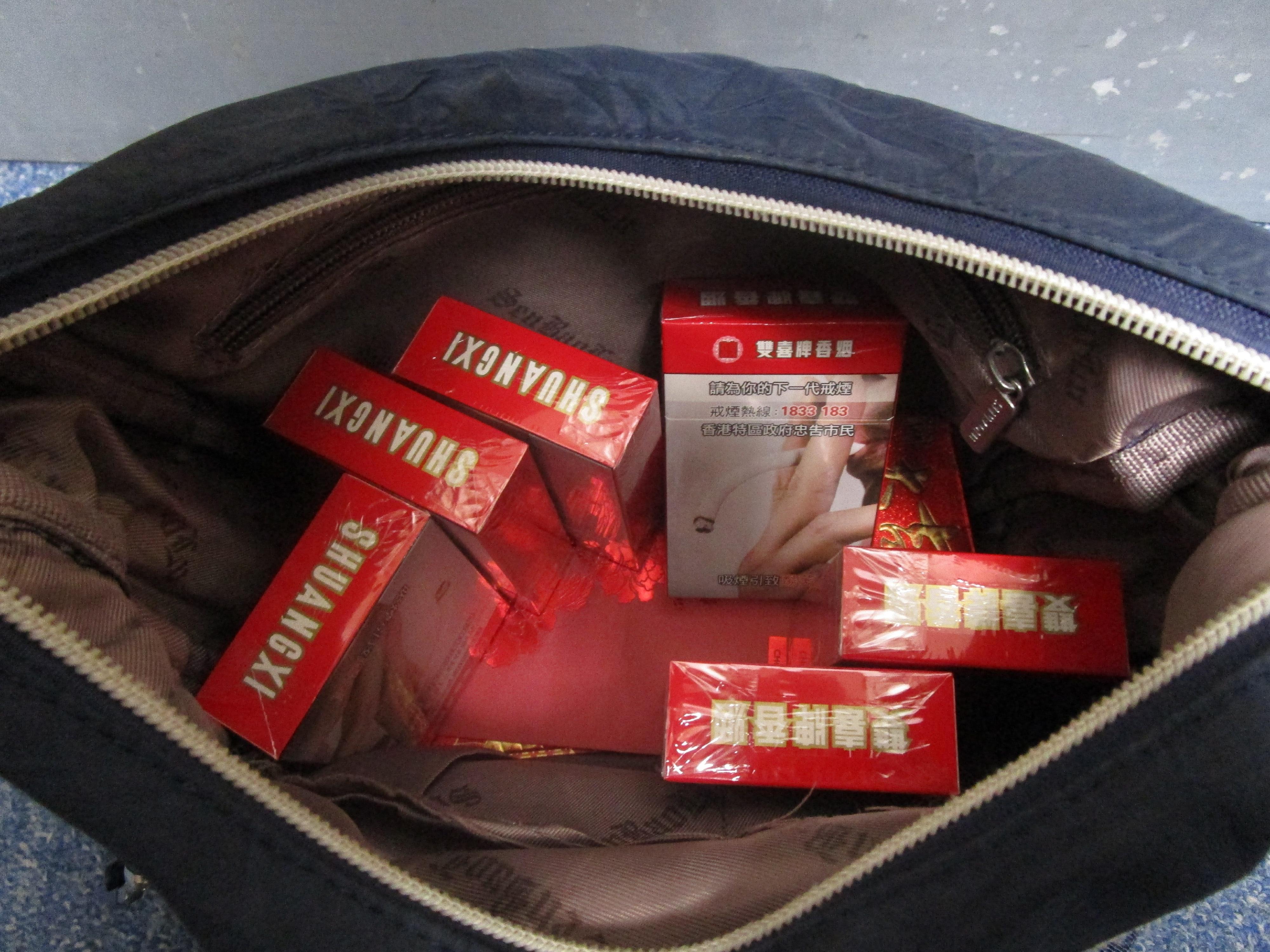 一名入境女旅客因管有未完稅香煙和未有向海關人員作出申報，違反《應課稅品條例》，今日（三月十八日）在粉嶺裁判法院被判處監禁十二星期和罰款三千元。圖示檢獲的未完稅香煙被收藏在該名旅客所攜帶的個人行李内。

