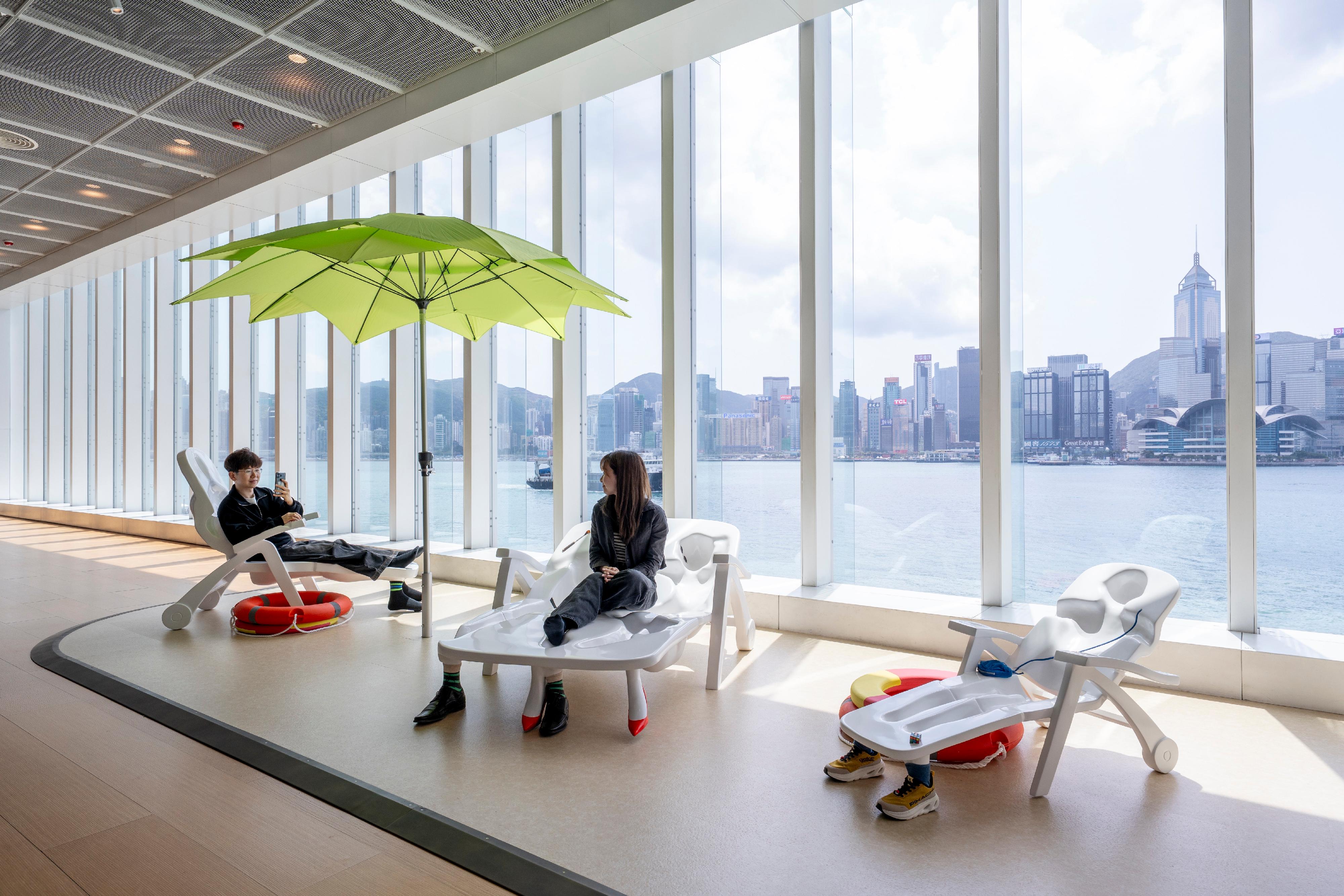 香港藝術館明日（三月二十日）起舉辦「當下&mdash;&mdash;香港藝術展」，匯聚19位活躍於當今香港藝壇的藝術家作品。圖示藝術家陳惠立作品《卡座》。





