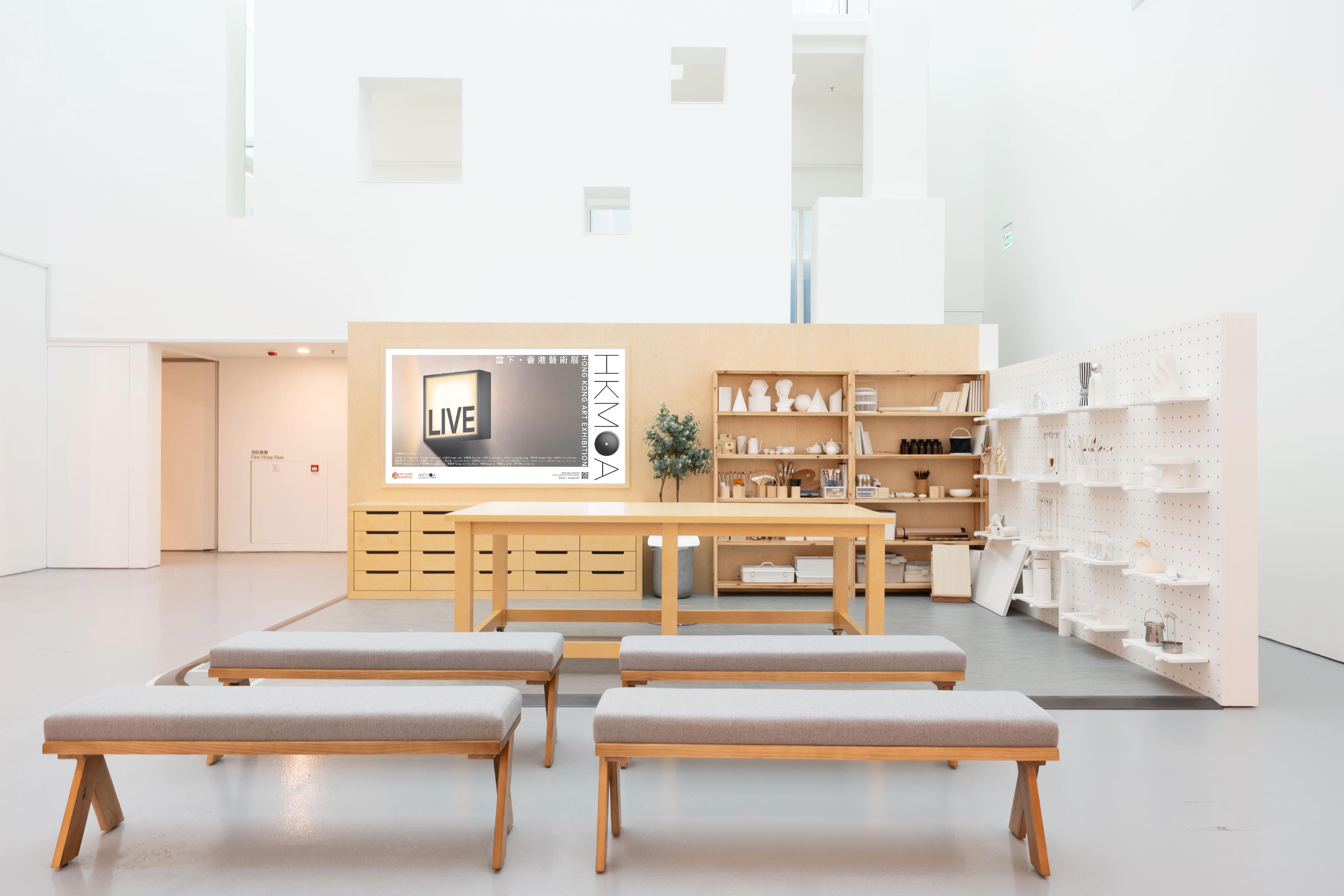 香港藝術館明日（三月二十日）起舉辦「當下&mdash;&mdash;香港藝術展」，匯聚19位活躍於當今香港藝壇的藝術家作品。香港藝術館更首次推出「創作現場」，邀請藝術家駐館，在展廳的開放式工作室創作並舉辦工作坊、分享會等活動，讓觀眾與藝術家親身交流。








