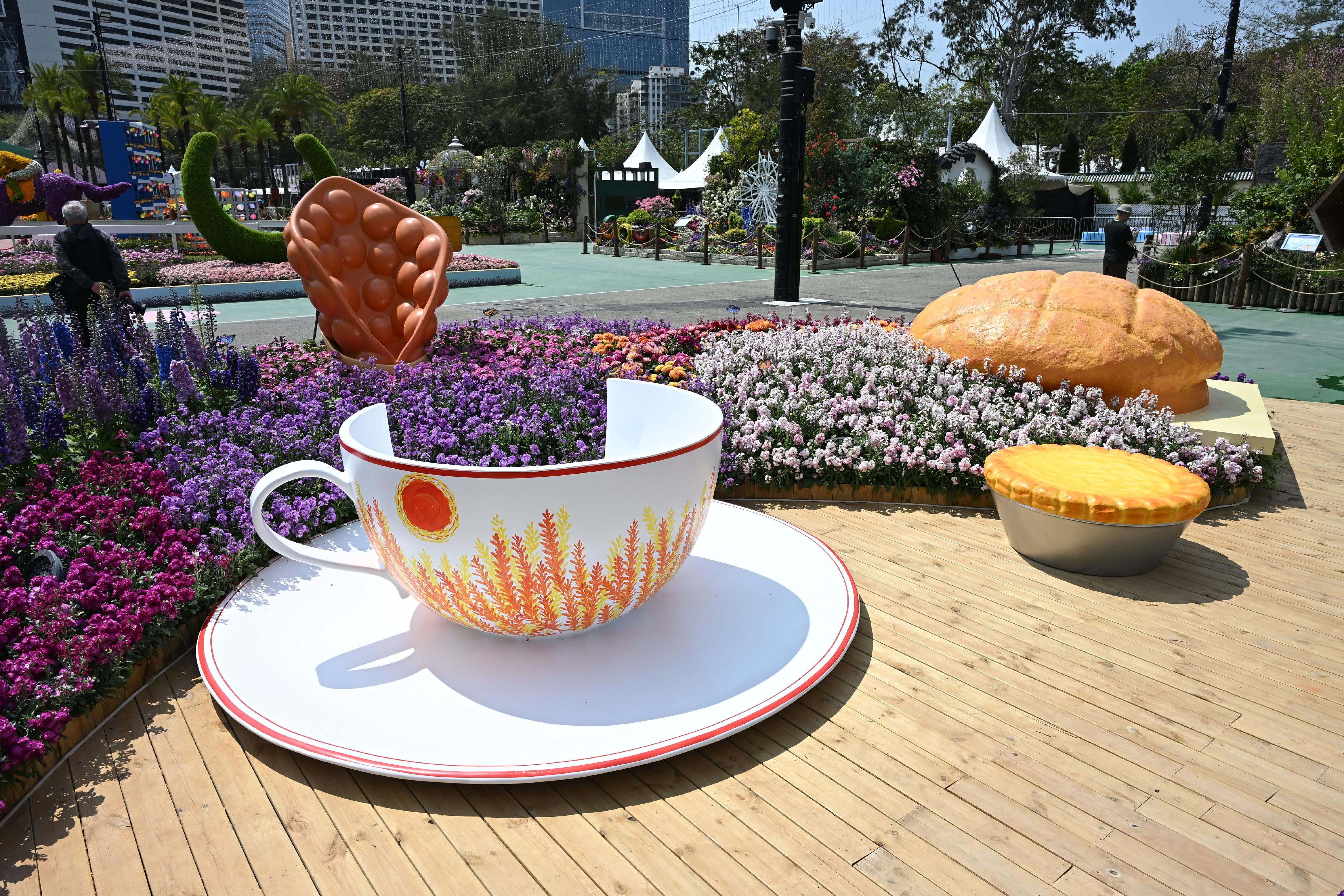 二○二六年香港花卉展覽明日（三月二十日）至三月二十九日在維多利亞公園舉行，今年的主題花是紫羅蘭，並以「花語尋『香』──細味城市特色」為主題。會場中軸線設有多個展示香港特色的大型園林造景，圖示「港飲港食」園景。