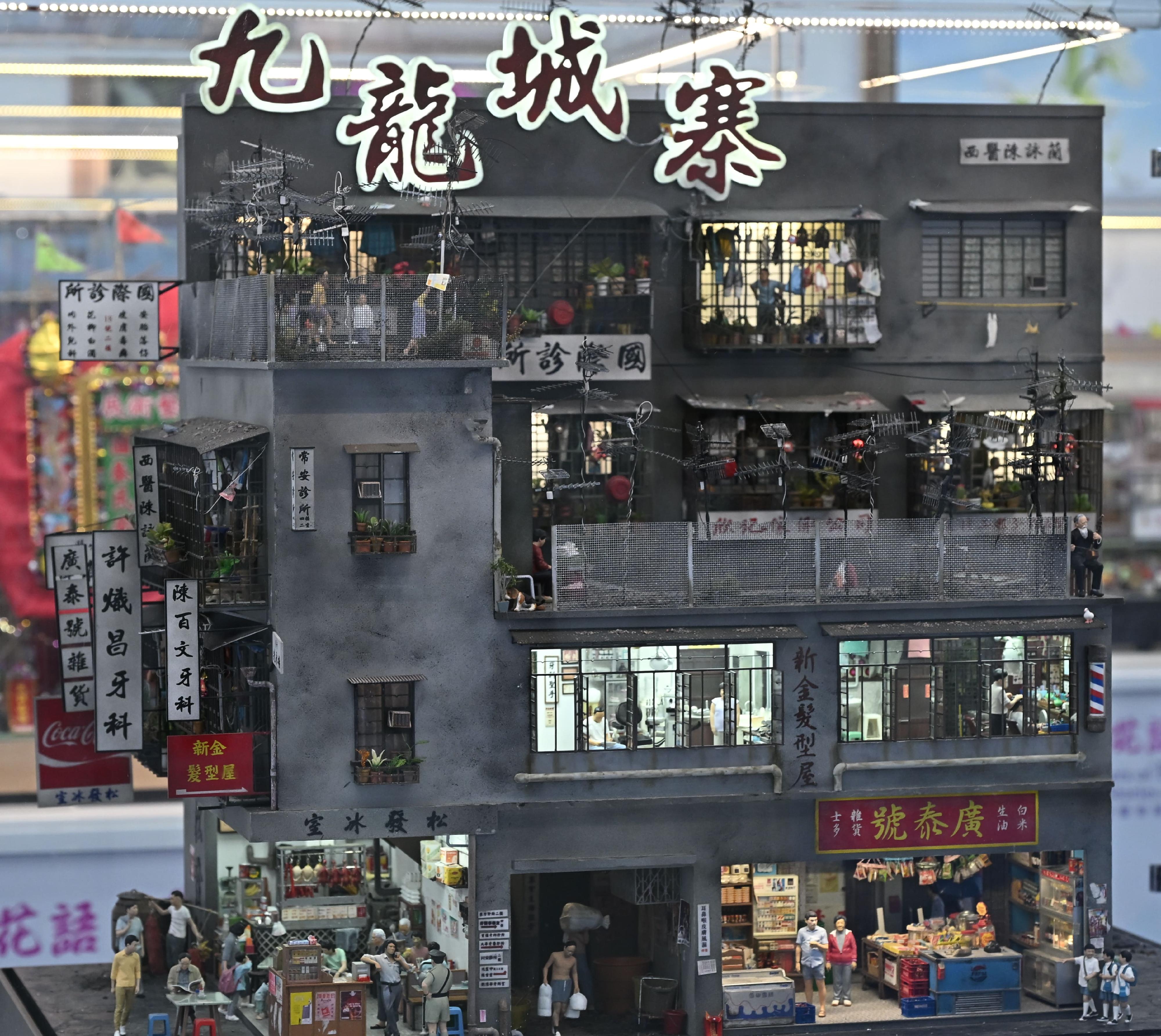 二○二六年香港花卉展覽明日（三月二十日）至三月二十九日在維多利亞公園舉行，今年的主題花是紫羅蘭，並以「花語尋『香』──細味城市特色」為主題。為配合今年主題，花展首度與快樂微型藝術會合作設置微型藝術展，圖示九龍城寨場景。