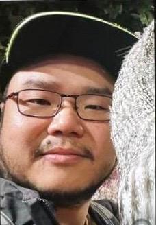 Lui Wai-sing, aged 46, is about 1.7 metres tall, 80 kilograms in weight and of fat build. He has a round face with yellow complexion and short black hair. He was last seen wearing a pair of black glasses, a grey short-sleeved T-shirt, blue pants and white shoes.