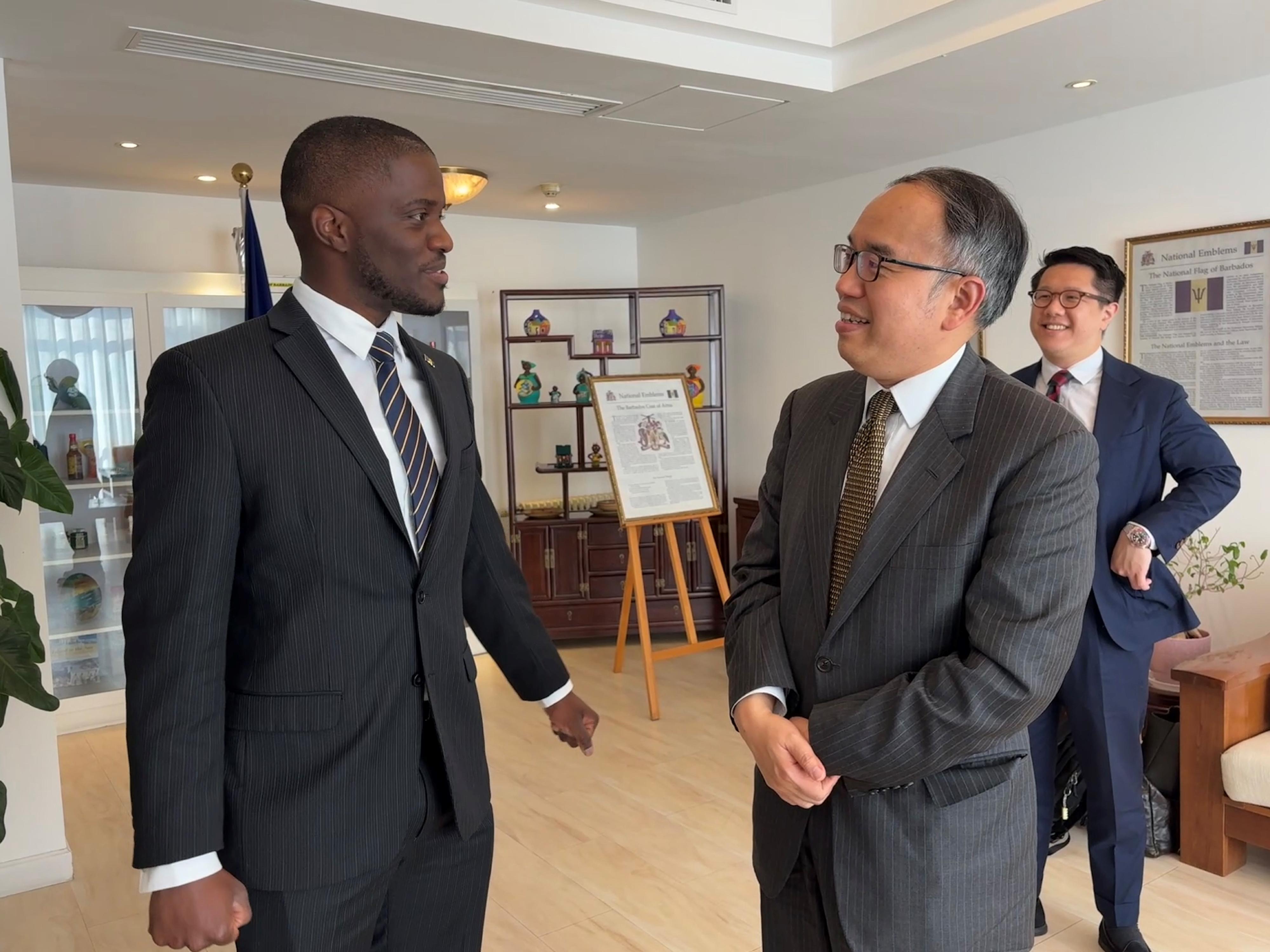 財經事務及庫務局局長許正宇（右）和巴巴多斯駐華大使亨利（左）今日（三月十九日）在北京進行雙邊會議。許正宇介紹香港作為內地與國際間「超級聯繫人」和「超級增值人」的雙重「超級優勢」。他歡迎巴巴多斯企業、人才和資金落戶香港，拓展業務和借助香港這個金融穩健及具高水平專業服務的平台走進內地市場。