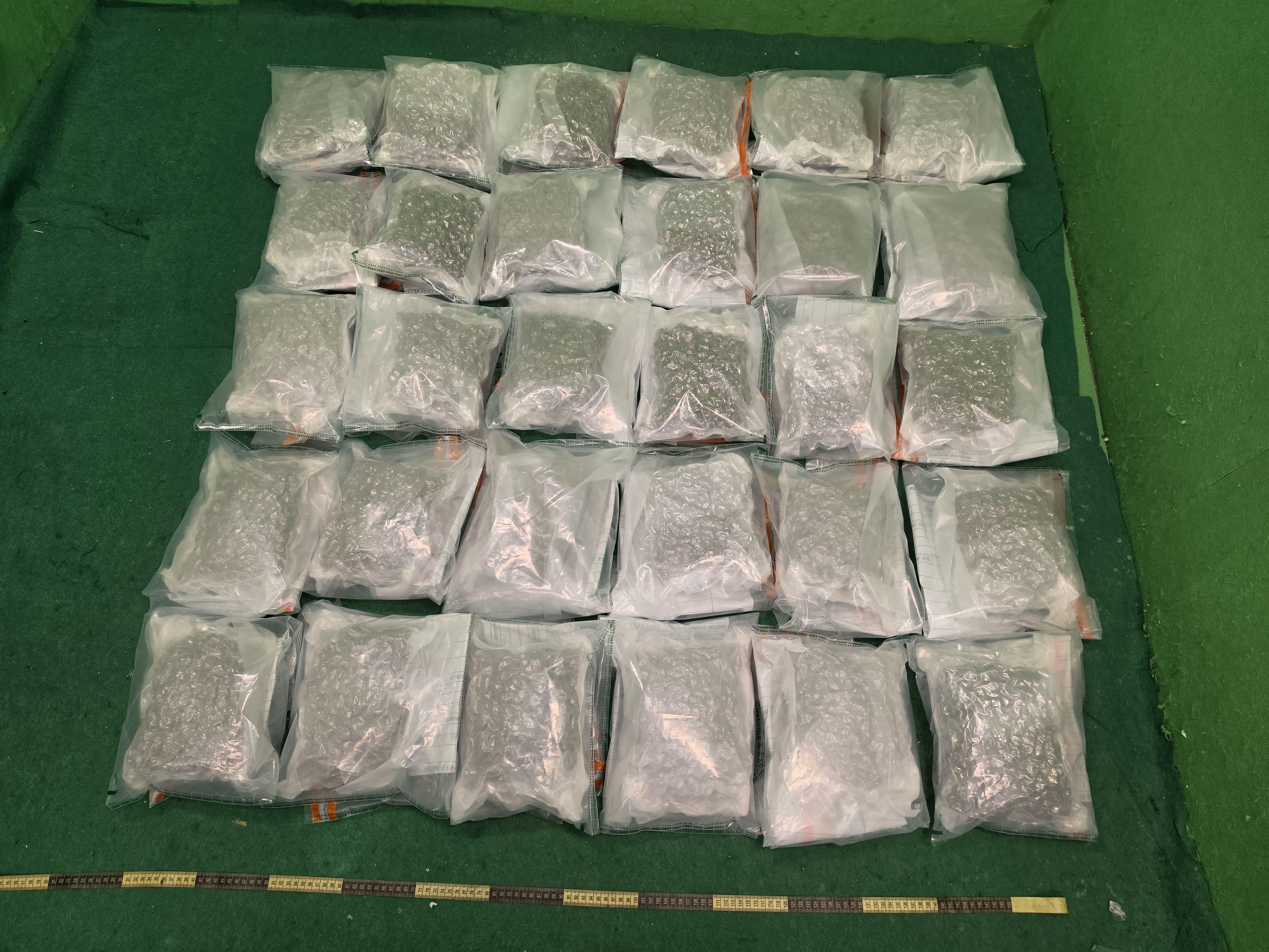 香港海關昨日（三月十八日）在香港國際機場破獲兩宗旅客販運毒品的案件，檢獲約29公斤懷疑大麻花，估計市值約六百萬元，並拘捕兩名男子。圖示其中一批檢獲的懷疑大麻花。
