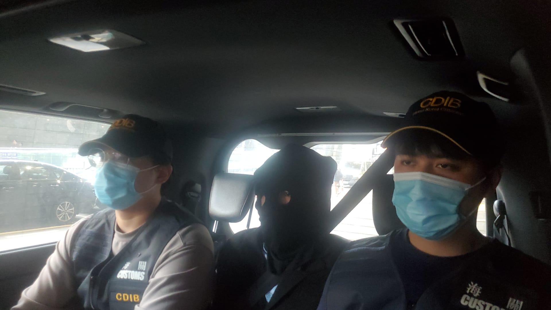 香港海關昨日（三月十八日）在香港國際機場破獲兩宗旅客販運毒品的案件，檢獲約29公斤懷疑大麻花，估計市值共約六百萬元，並拘捕兩名男子。圖示其中一名被捕男子（中）。
