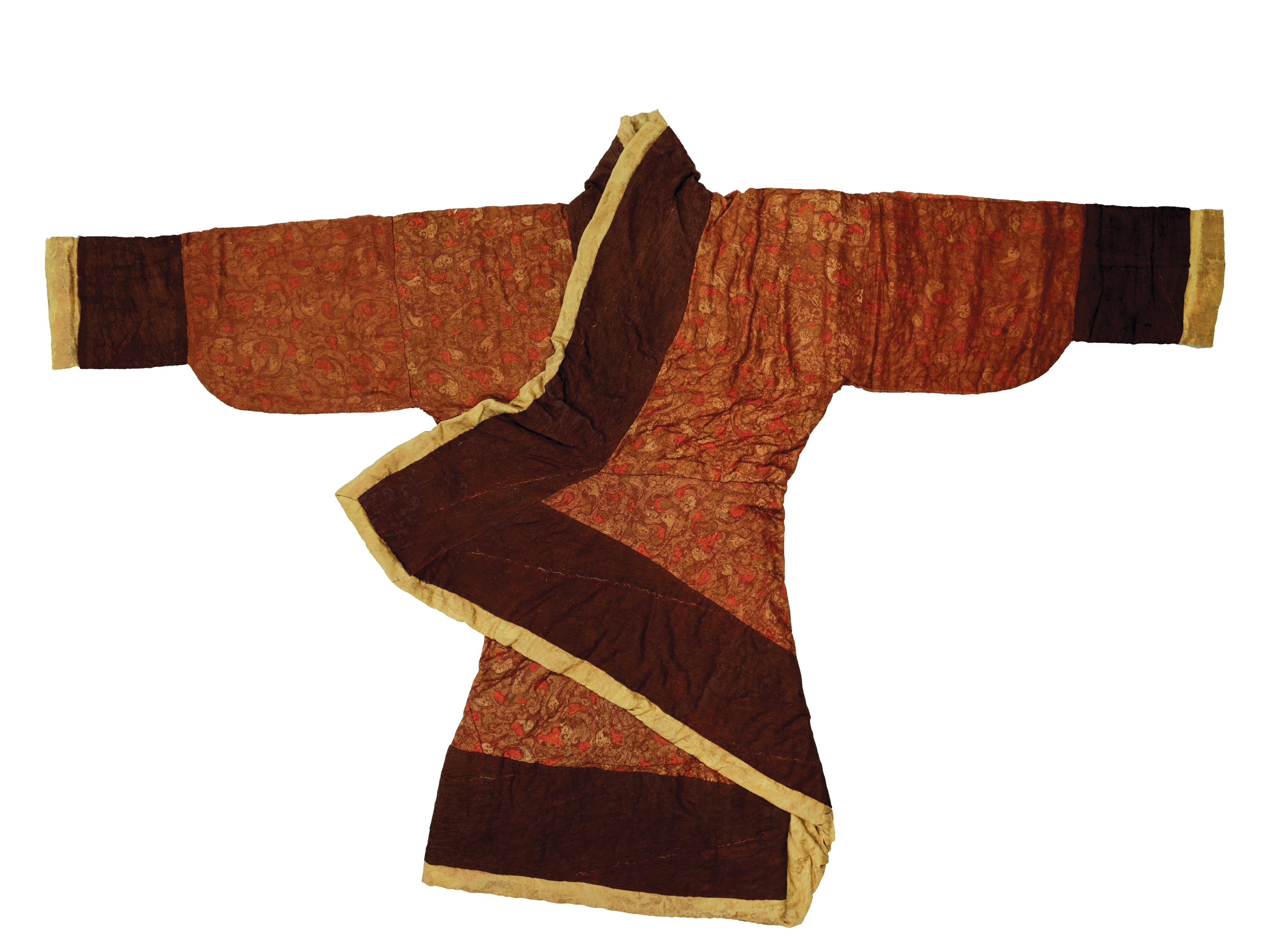 The opening ceremony of the exhibition titled &ldquo;The Majestic Han: A Golden Age of Vigour and Cultural Integration&rdquo; was held today (March 19) at the Hong Kong Heritage Discovery Centre. Photo shows a silk-padded robe with Chang Shou (longevity) embroidery on a crimson-purple juan (plain weave silk) ground.