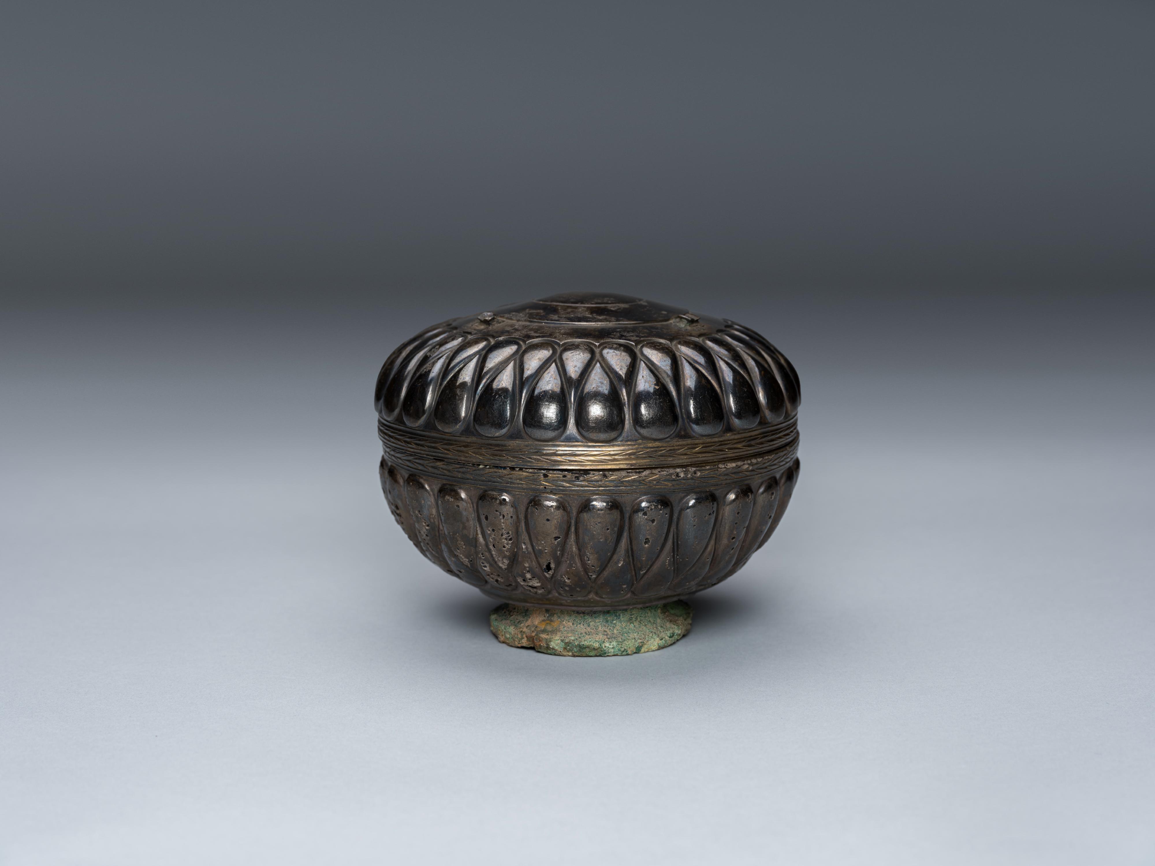 The opening ceremony of the exhibition titled &ldquo;The Majestic Han: A Golden Age of Vigour and Cultural Integration&rdquo; was held today (March 19) at the Hong Kong Heritage Discovery Centre. Photo shows a silver box with garlic pattern.