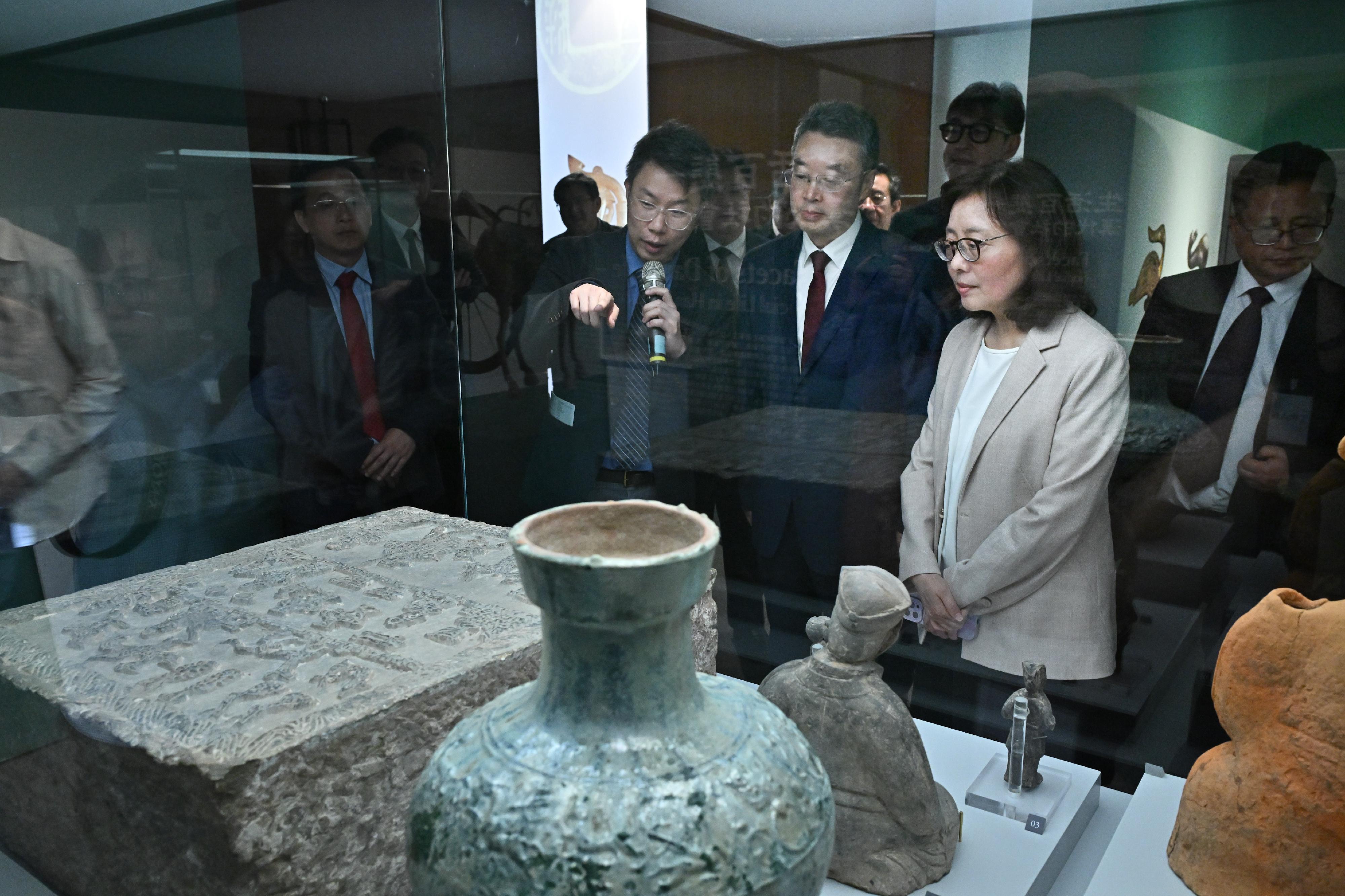 The opening ceremony of the exhibition titled &ldquo;The Majestic Han: A Golden Age of Vigour and Cultural Integration&rdquo; was held today (March 19) at the Hong Kong Heritage Discovery Centre. Photo shows the Secretary for Development, Ms Bernadette Linn (right); the Director of Art Exhibitions China, Mr Tan Ping (centre); and other guests, touring the exhibition.